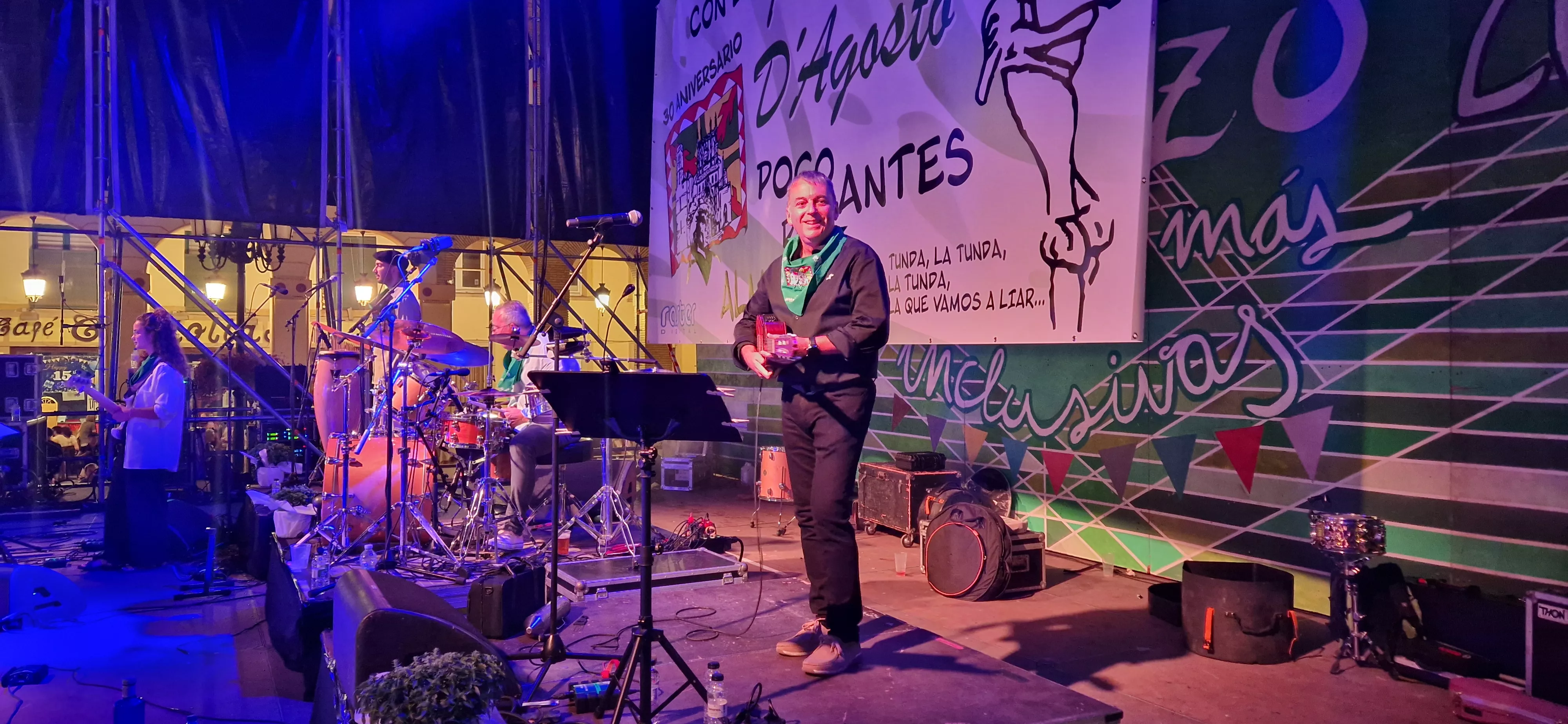 Os Mainates celebrando el 30º aniversario de la Peña 10 D'Agosto. Foto Myriam Martínez 