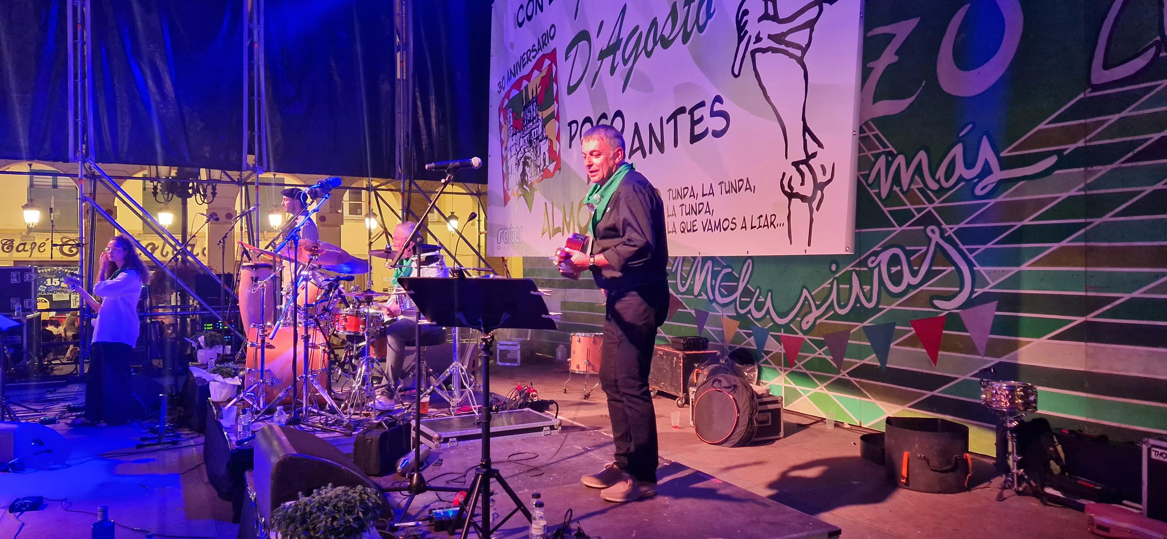 Os Mainates celebrando el 30º aniversario de la Peña 10 D'Agosto. Foto Myriam Martínez 