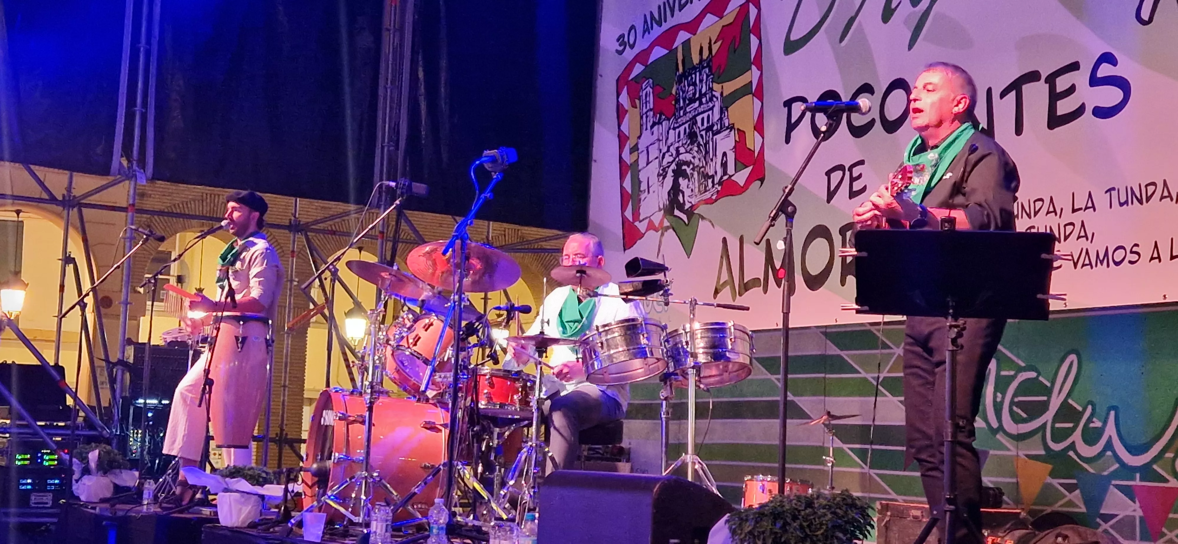 Os Mainates celebrando el 30º aniversario de la Peña 10 D'Agosto. Foto Myriam Martínez 