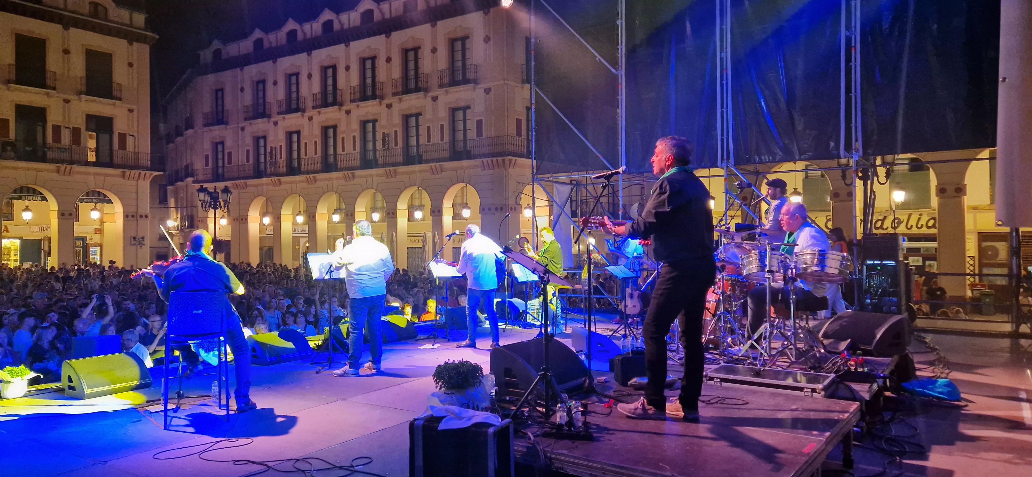 Os Mainates celebrando el 30º aniversario de la Peña 10 D'Agosto. Foto Myriam Martínez 