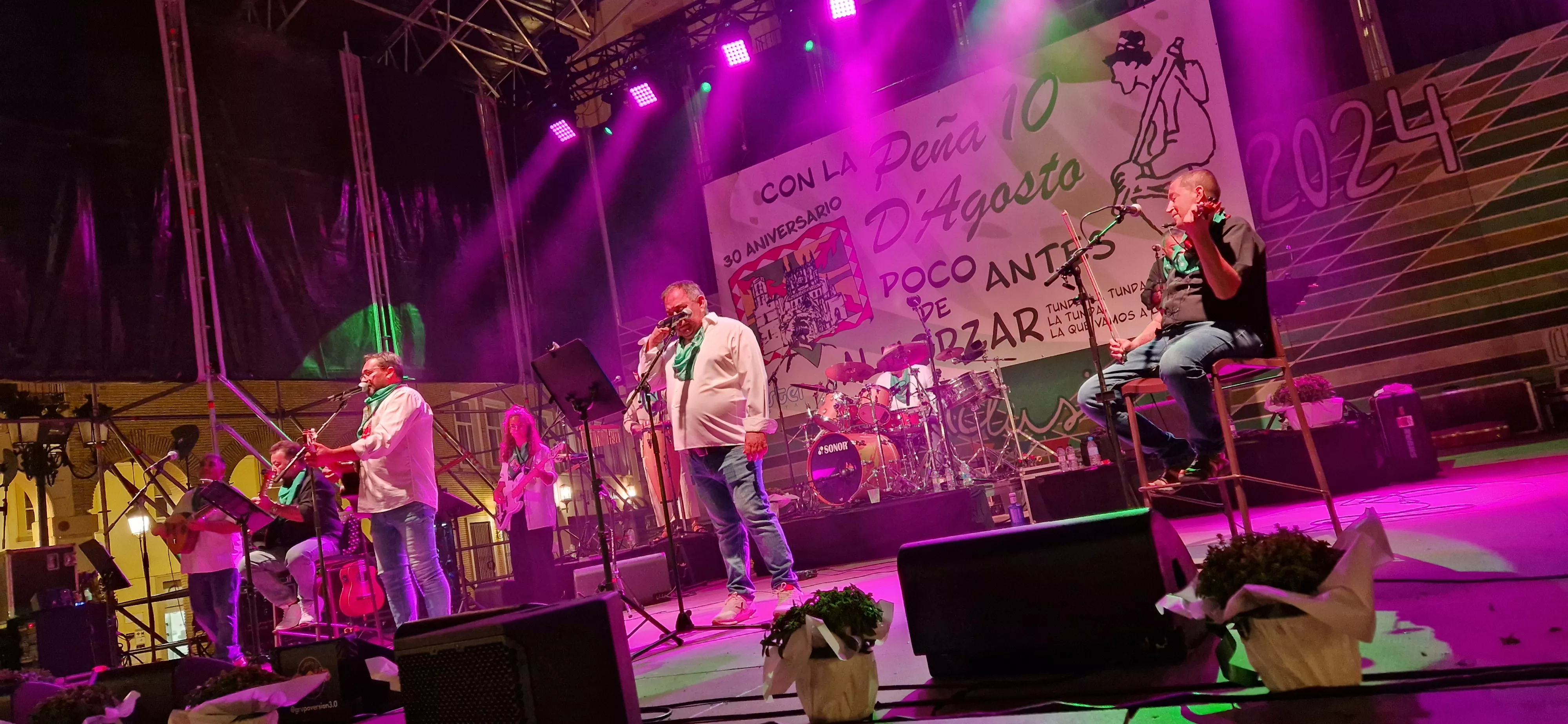 Os Mainates celebrando el 30º aniversario de la Peña 10 D'Agosto. Foto Myriam Martínez 