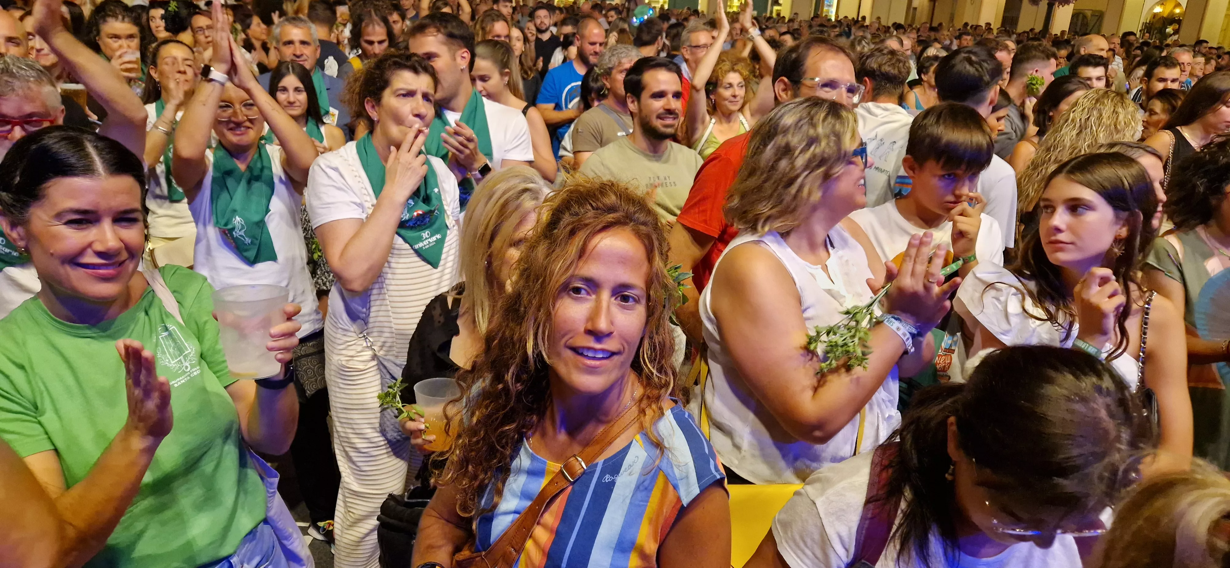 Os Mainates celebrando el 30º aniversario de la Peña 10 D'Agosto. Foto Myriam Martínez 