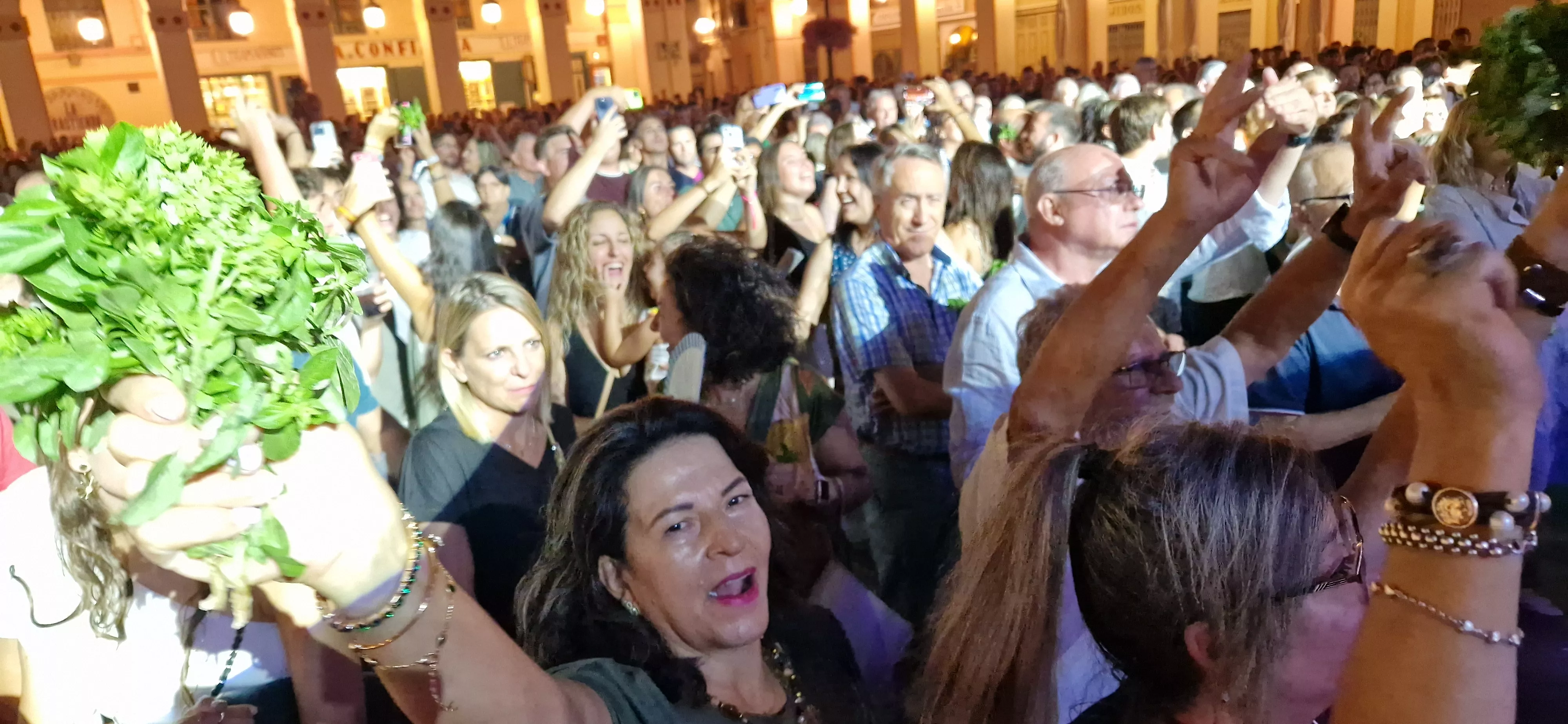 Os Mainates celebrando el 30º aniversario de la Peña 10 D'Agosto. Foto Myriam Martínez 