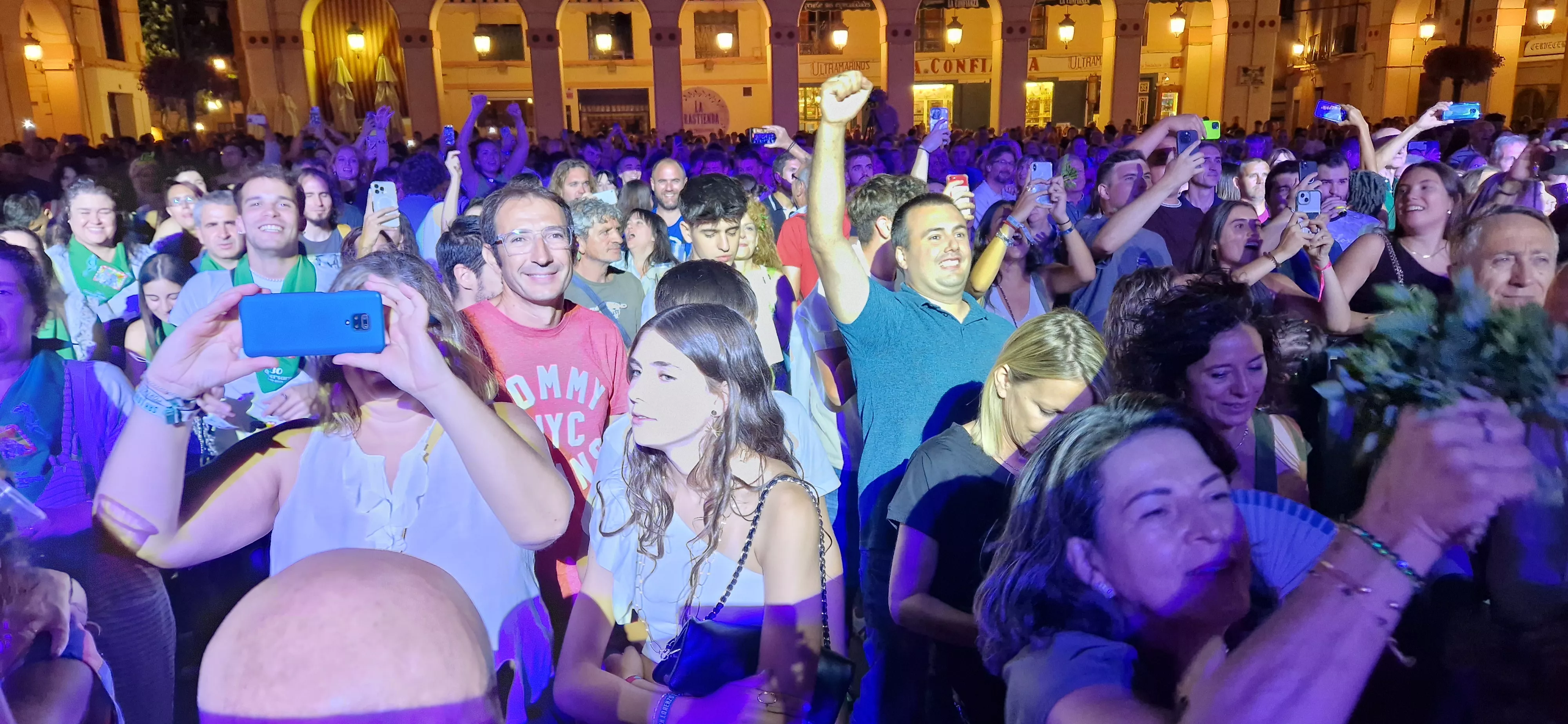 Os Mainates celebrando el 30º aniversario de la Peña 10 D'Agosto. Foto Myriam Martínez 