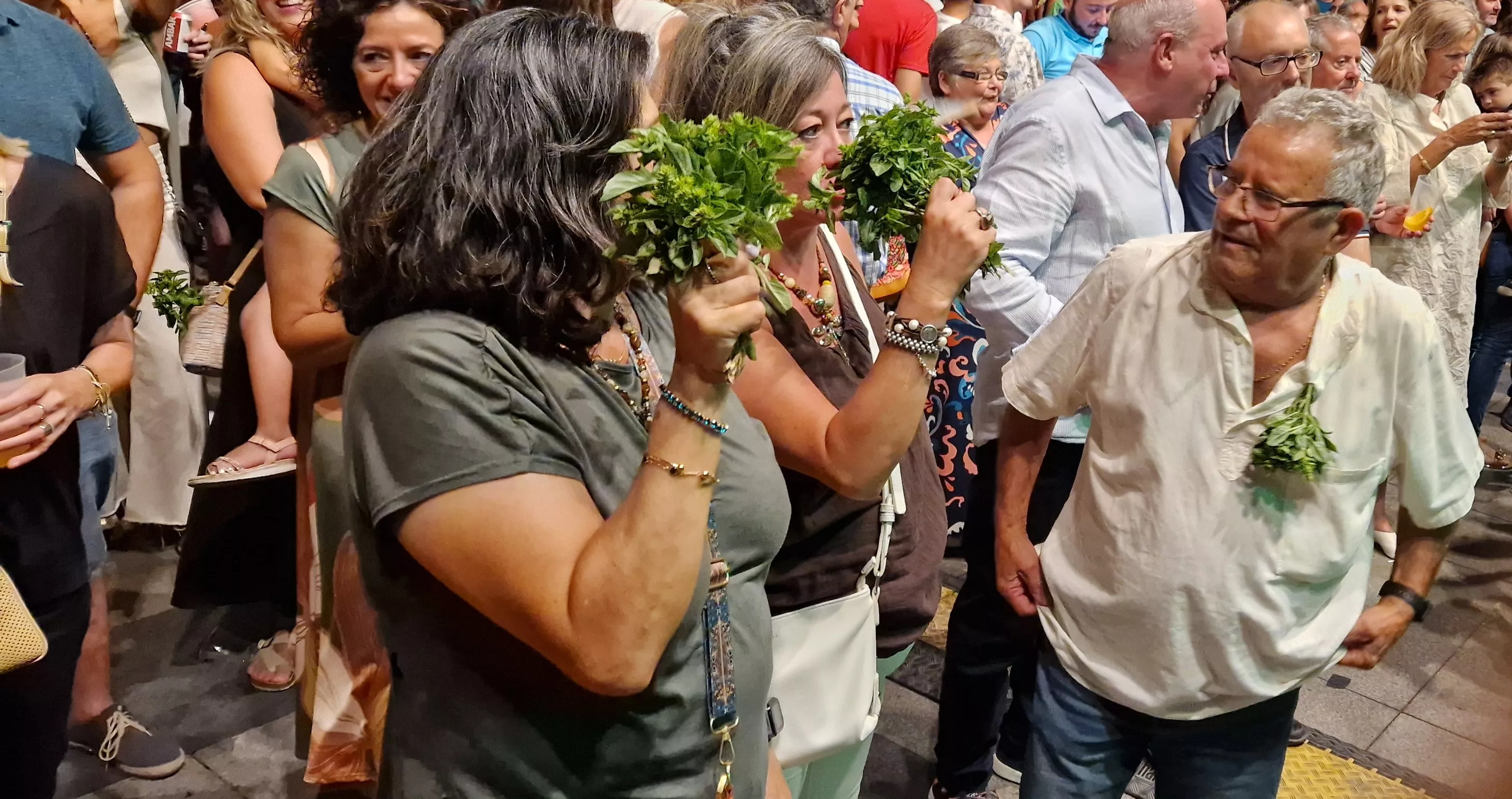 Os Mainates celebrando el 30º aniversario de la Peña 10 D'Agosto. Foto Myriam Martínez 