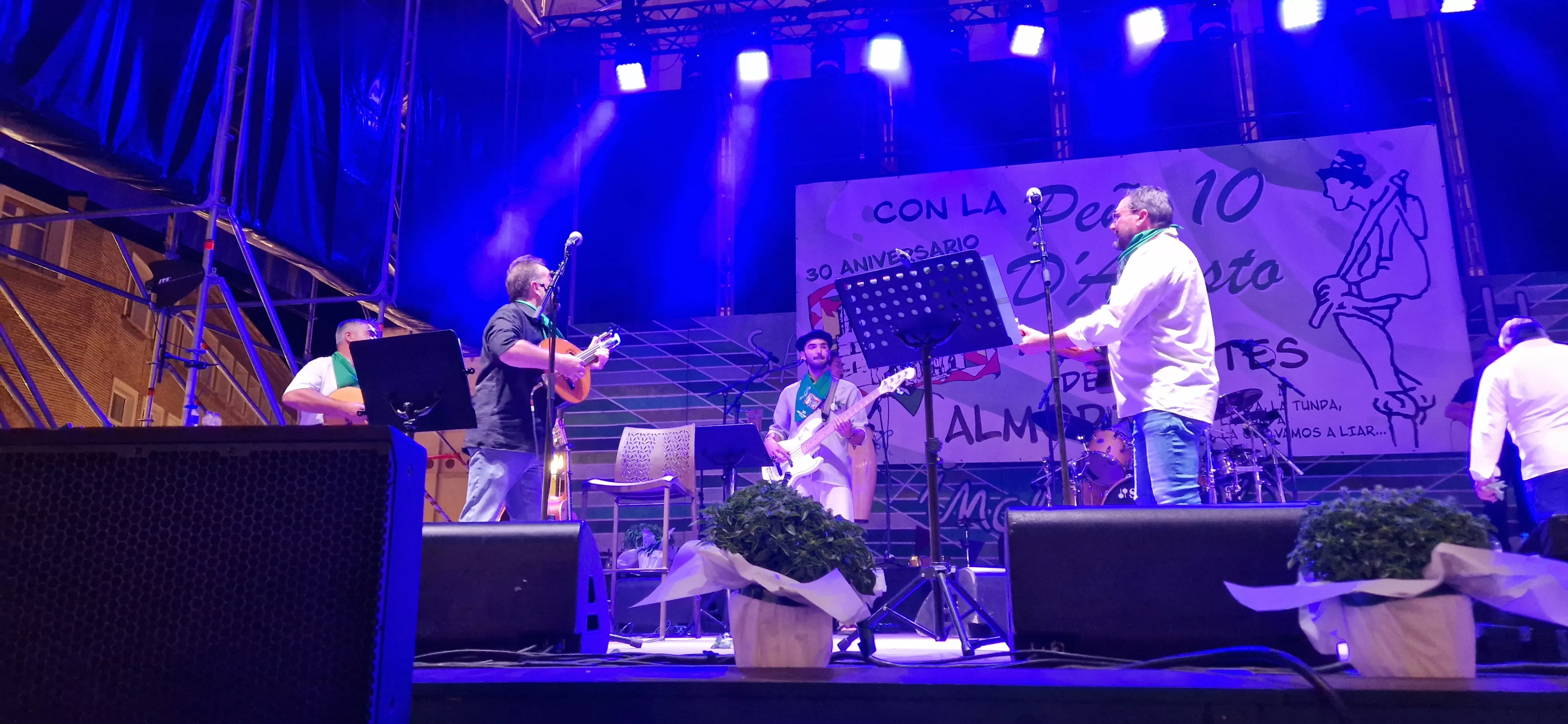 Os Mainates celebrando el 30º aniversario de la Peña 10 D'Agosto. Foto Myriam Martínez 