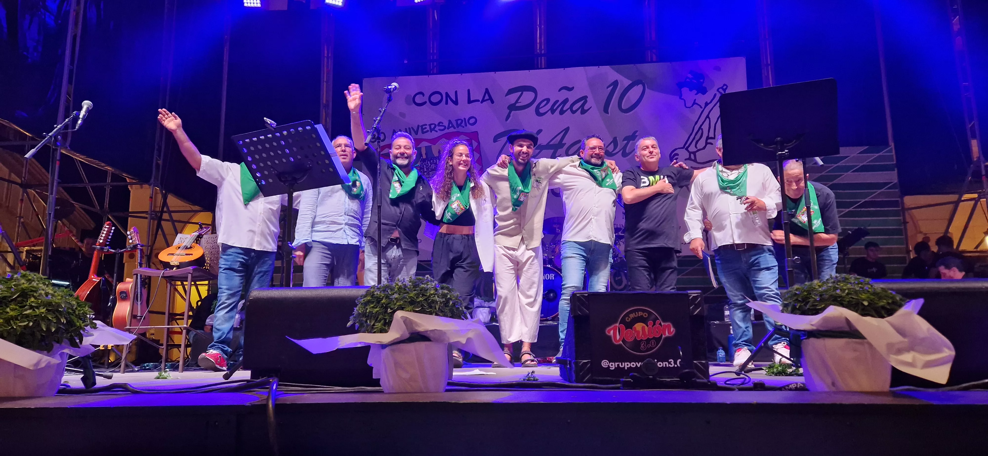 Os Mainates celebrando el 30º aniversario de la Peña 10 D'Agosto. Foto Myriam Martínez 