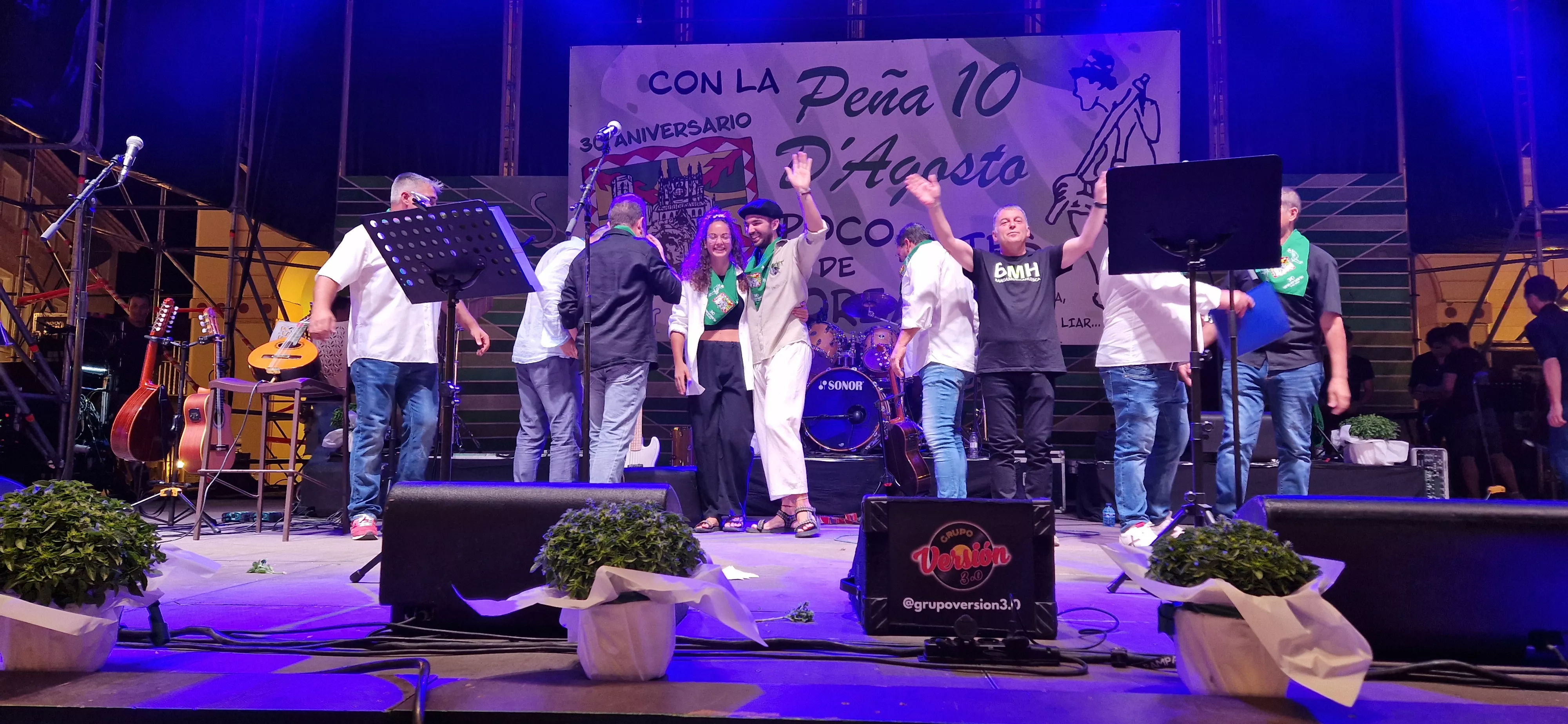 Os Mainates celebrando el 30º aniversario de la Peña 10 D'Agosto. Foto Myriam Martínez 