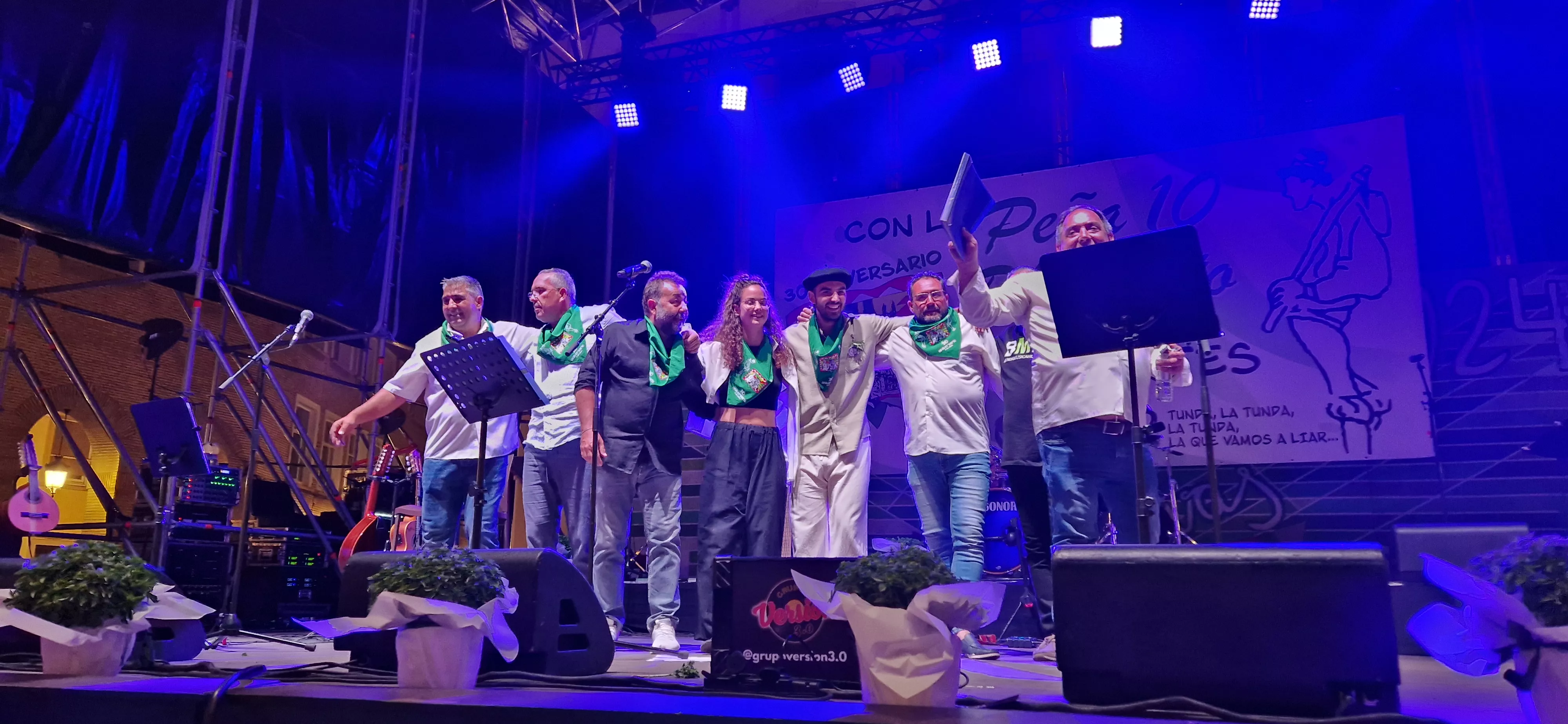 Os Mainates celebrando el 30º aniversario de la Peña 10 D'Agosto. Foto Myriam Martínez 