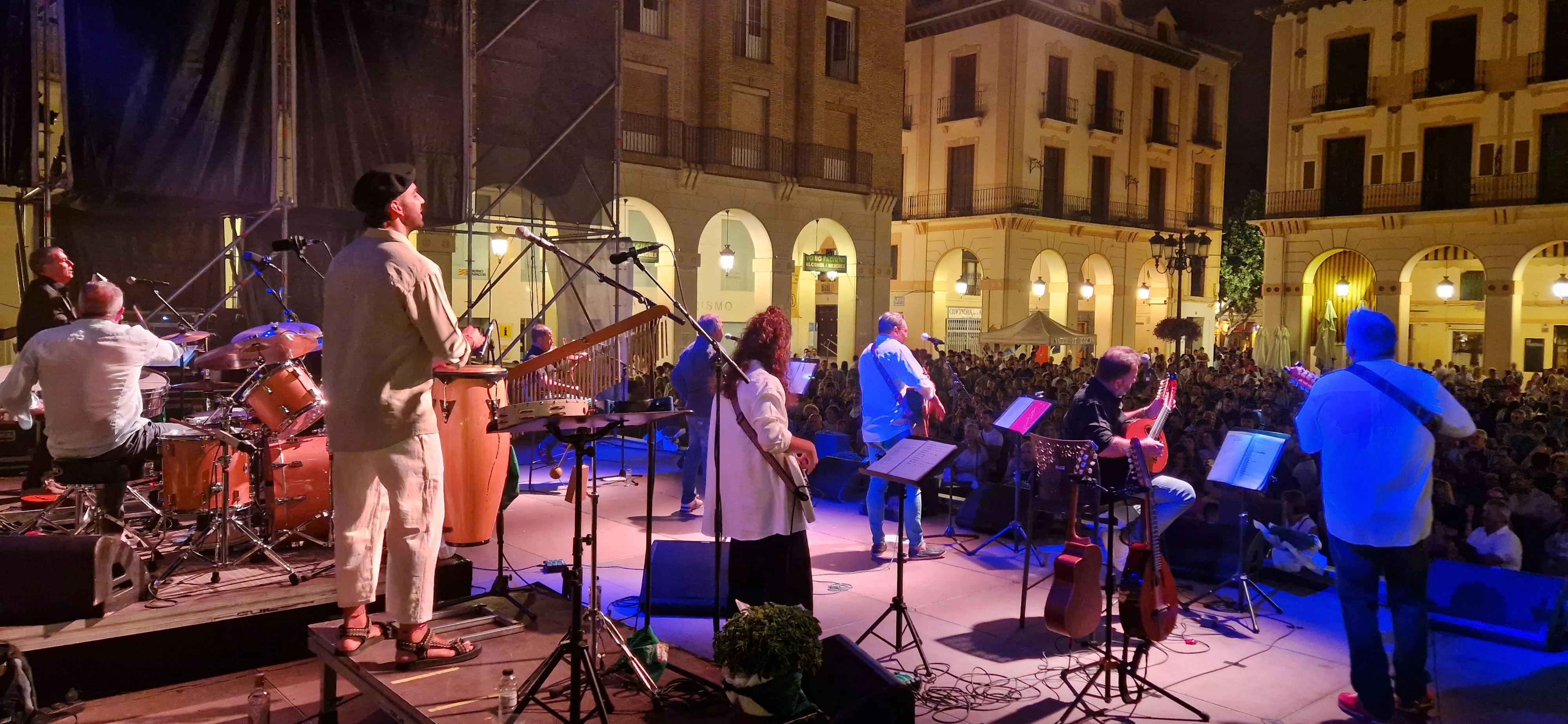 Os Mainates celebrando el 30º aniversario de la Peña 10 D'Agosto. Foto Myriam Martínez 