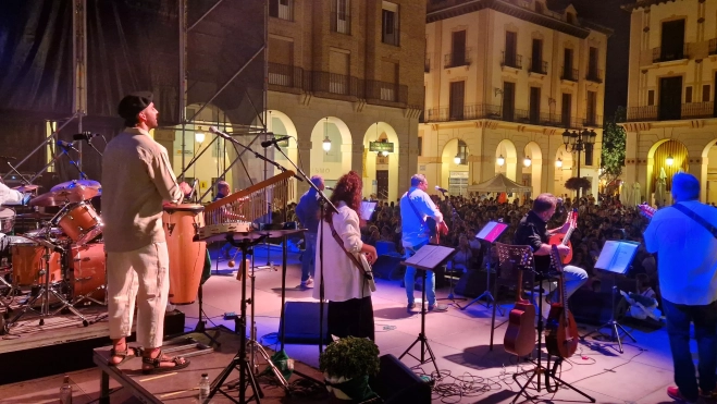 Os Mainates celebrando el 30º aniversario de la Peña 10 D'Agosto. Foto Myriam Martínez Os Mainates celebrando el 30º aniversario de la Peña 10 D'Agosto. Foto Myriam Martínez