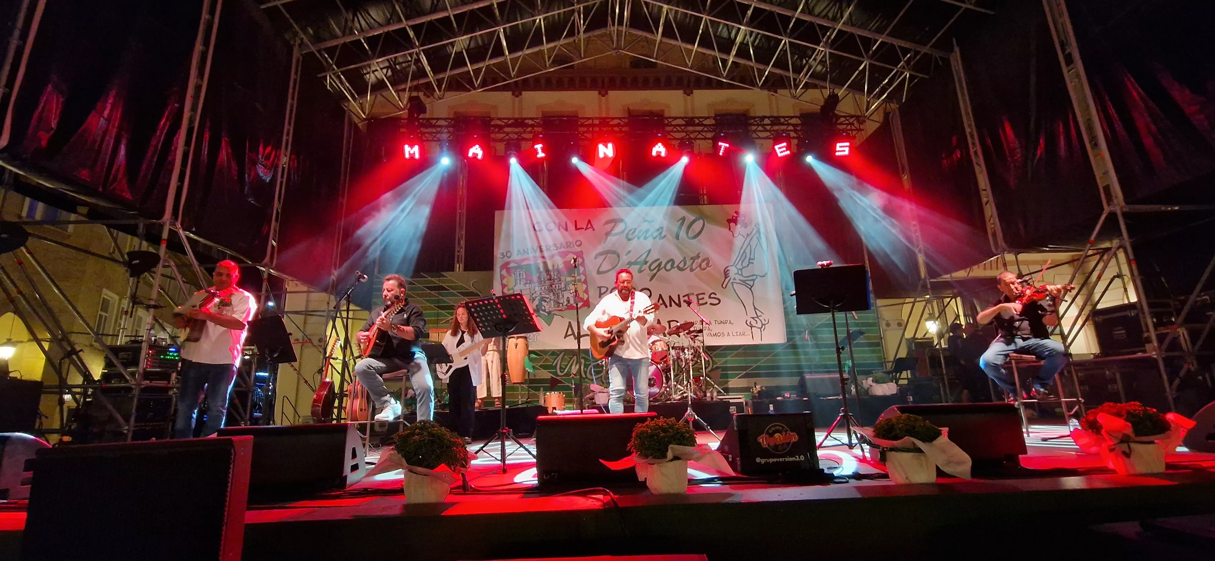 Os Mainates celebrando el 30º aniversario de la Peña 10 D'Agosto. Foto Myriam Martínez 