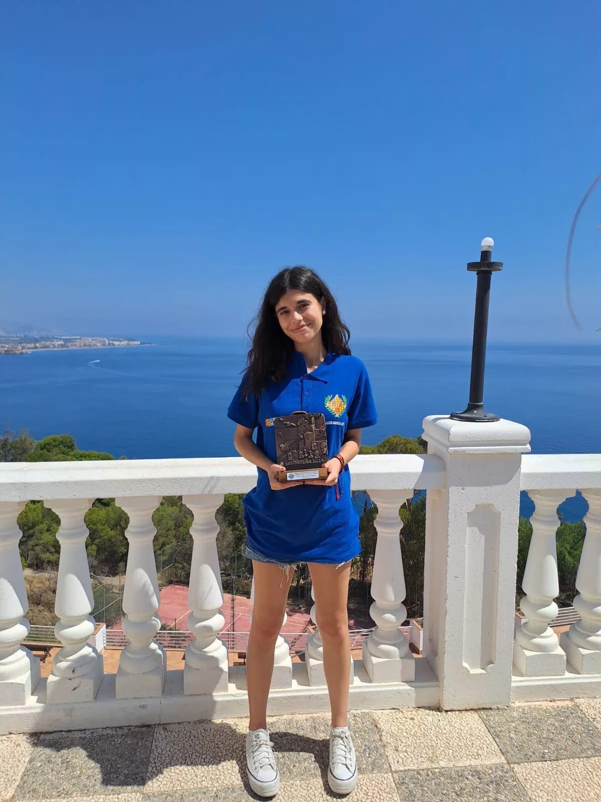 Isabel Bonet, con el trofeo obtenido en Salobreña.