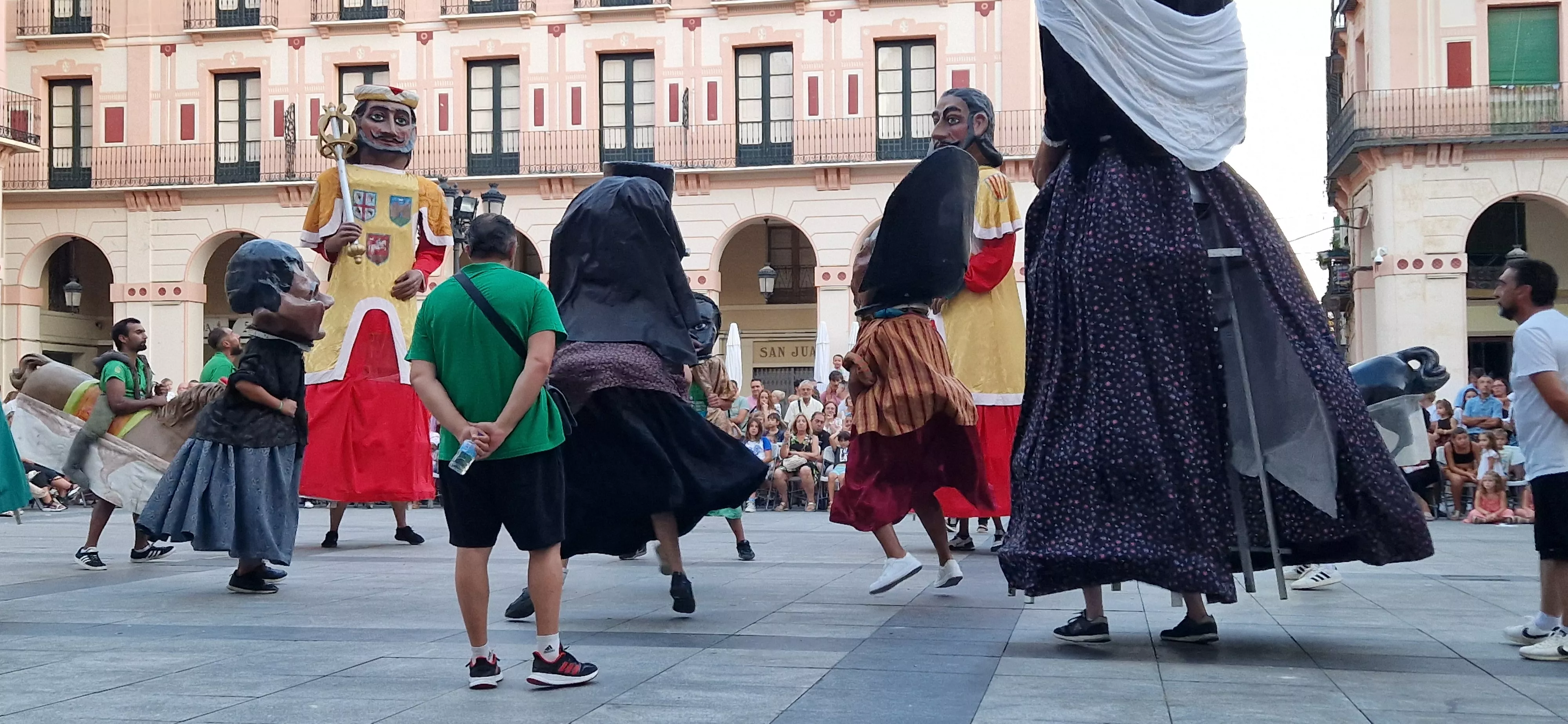 Ensayo general de la Comparsa de gigantes, cabezudos y caballicos de Huesca. Foto Myriam Martínez