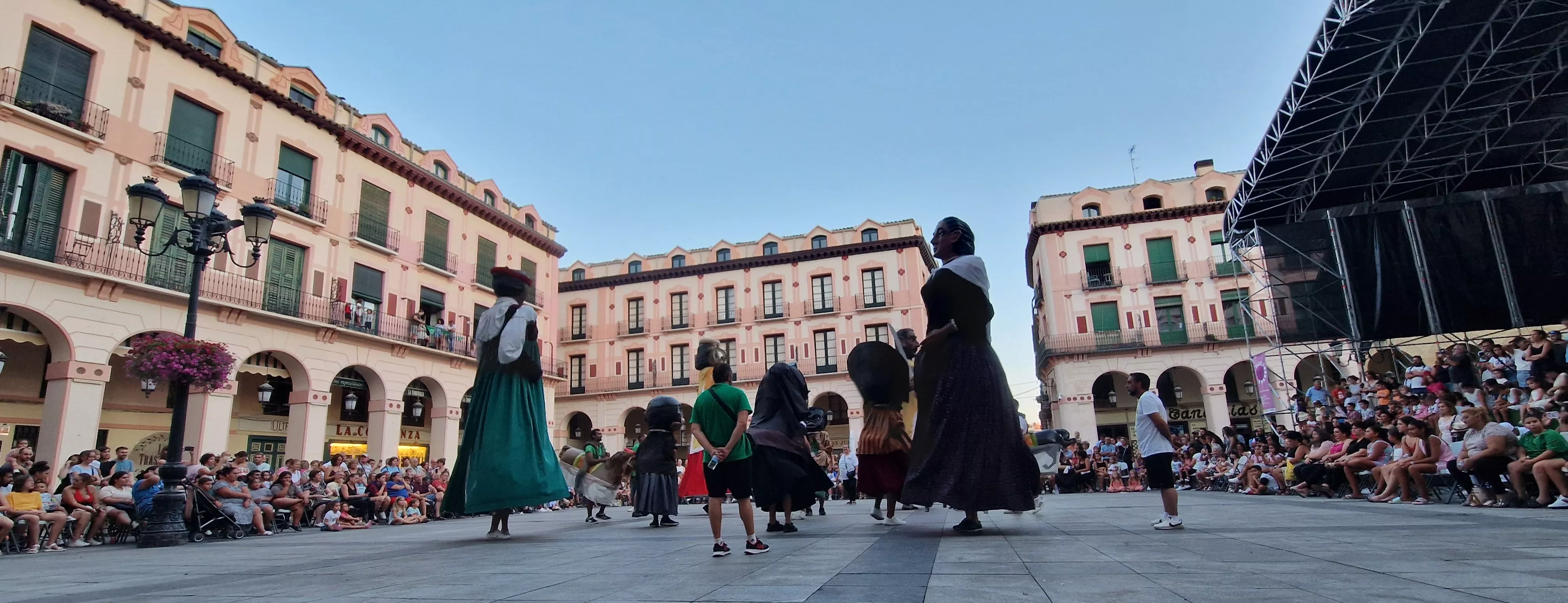 Ensayo general de la Comparsa de gigantes, cabezudos y caballicos de Huesca. Foto Myriam Martínez