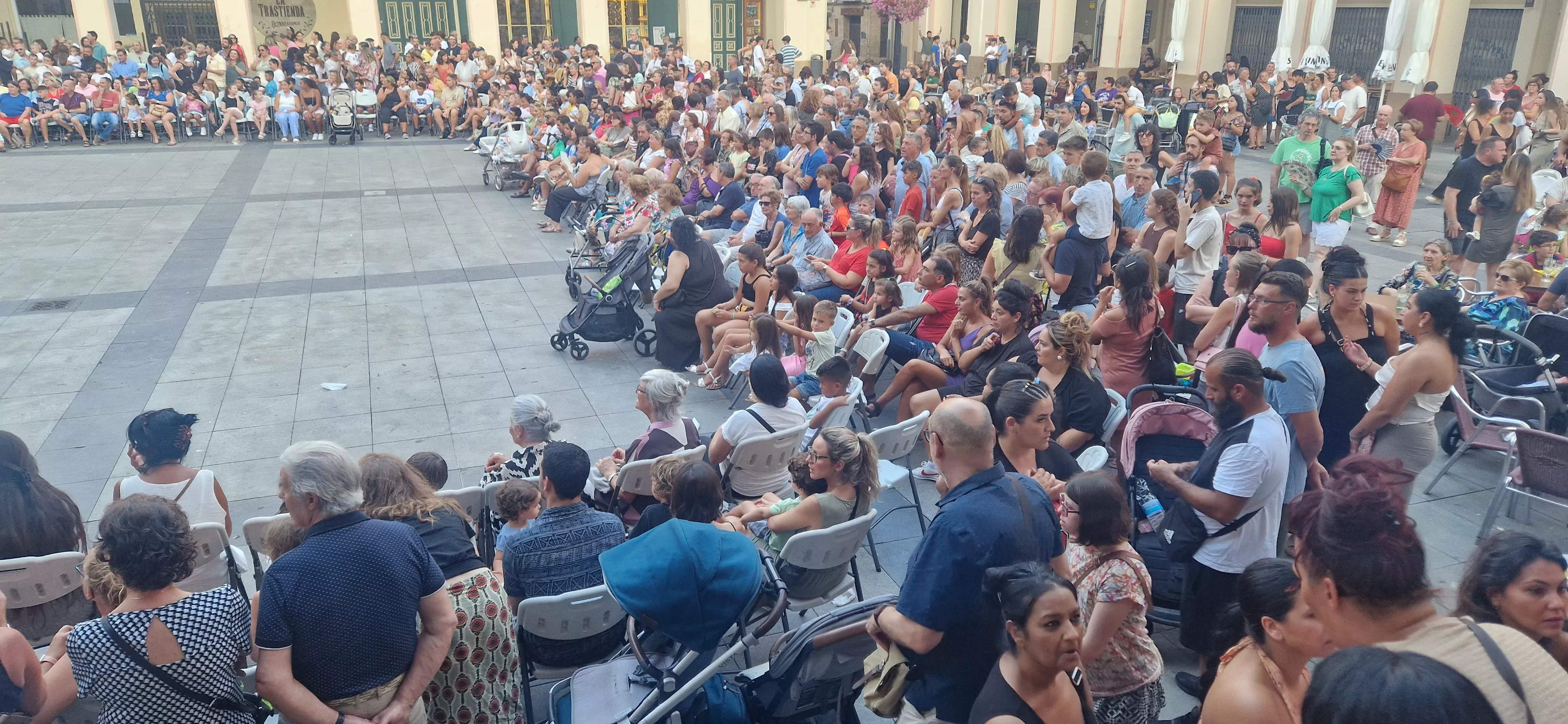 Ensayo general de la Comparsa de gigantes, cabezudos y caballicos de Huesca. Foto Myriam Martínez