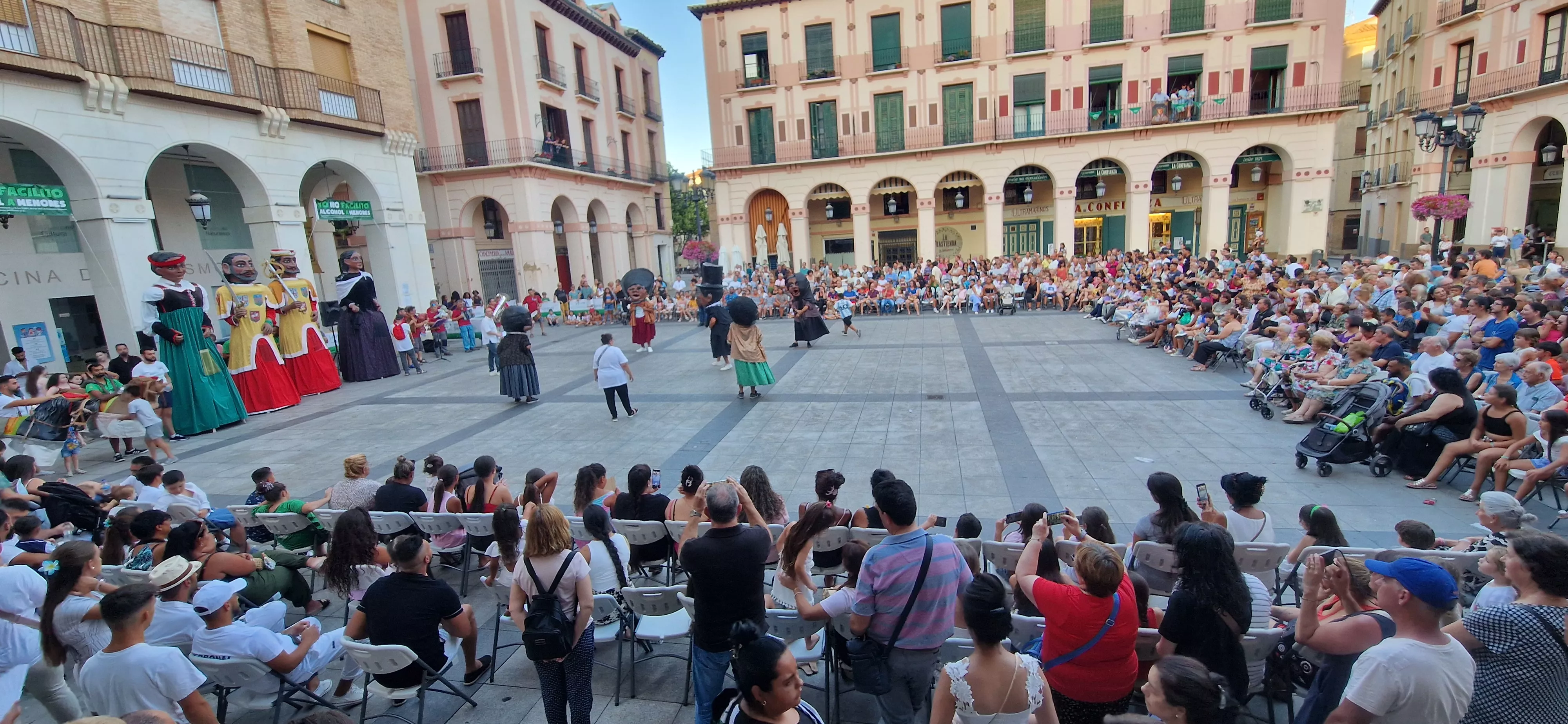 Ensayo general de la Comparsa de gigantes, cabezudos y caballicos de Huesca. Foto Myriam Martínez