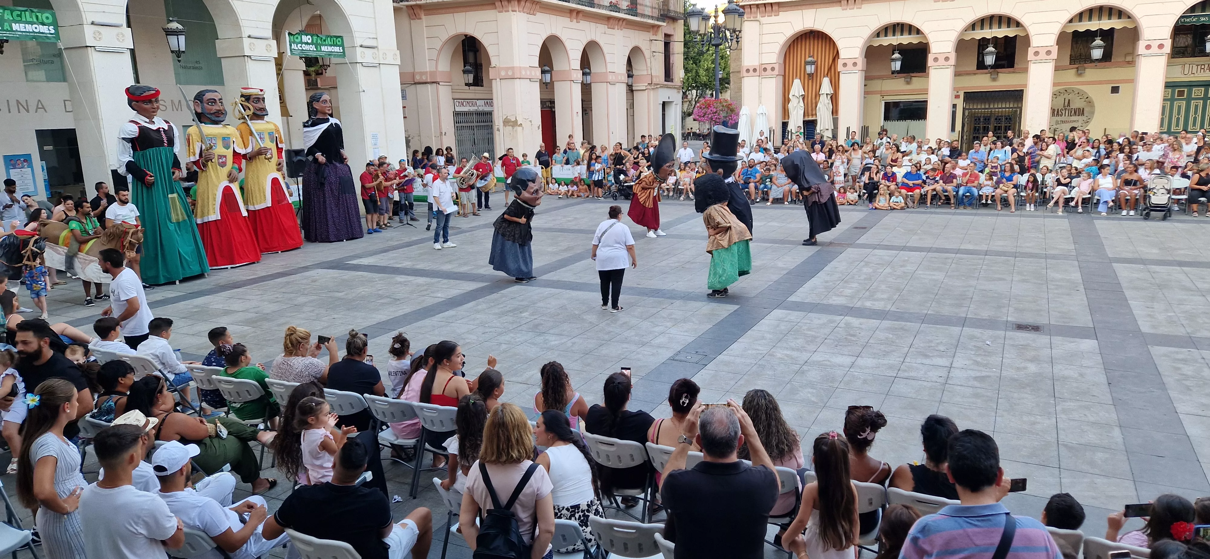 Ensayo general de la Comparsa de gigantes, cabezudos y caballicos de Huesca. Foto Myriam Martínez 