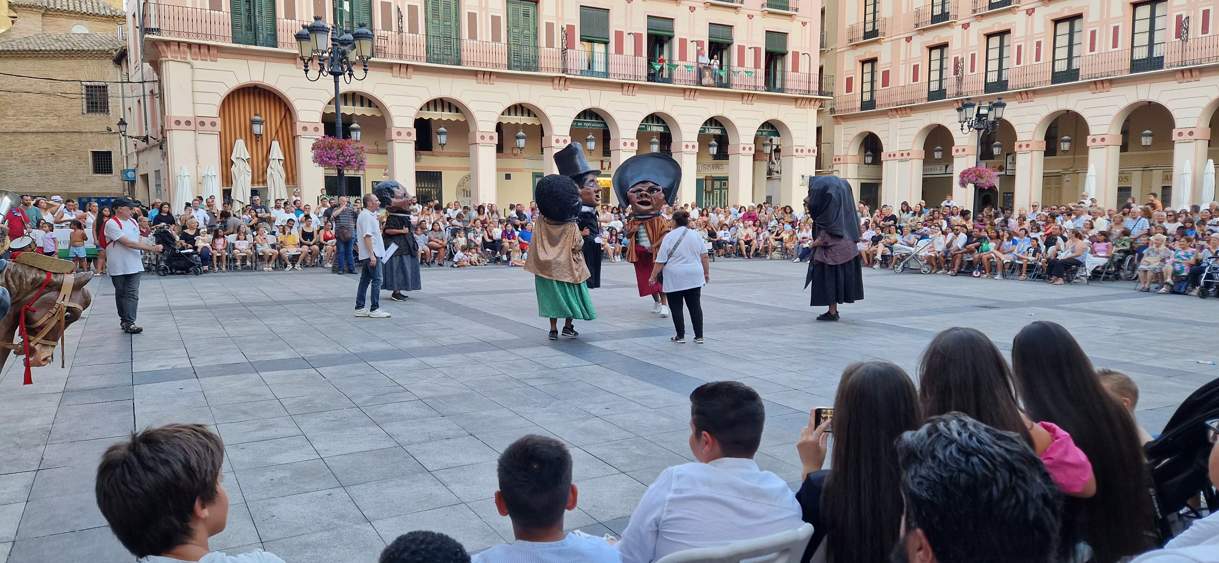 Ensayo general de la Comparsa de gigantes, cabezudos y caballicos de Huesca. Foto Myriam Martínez 