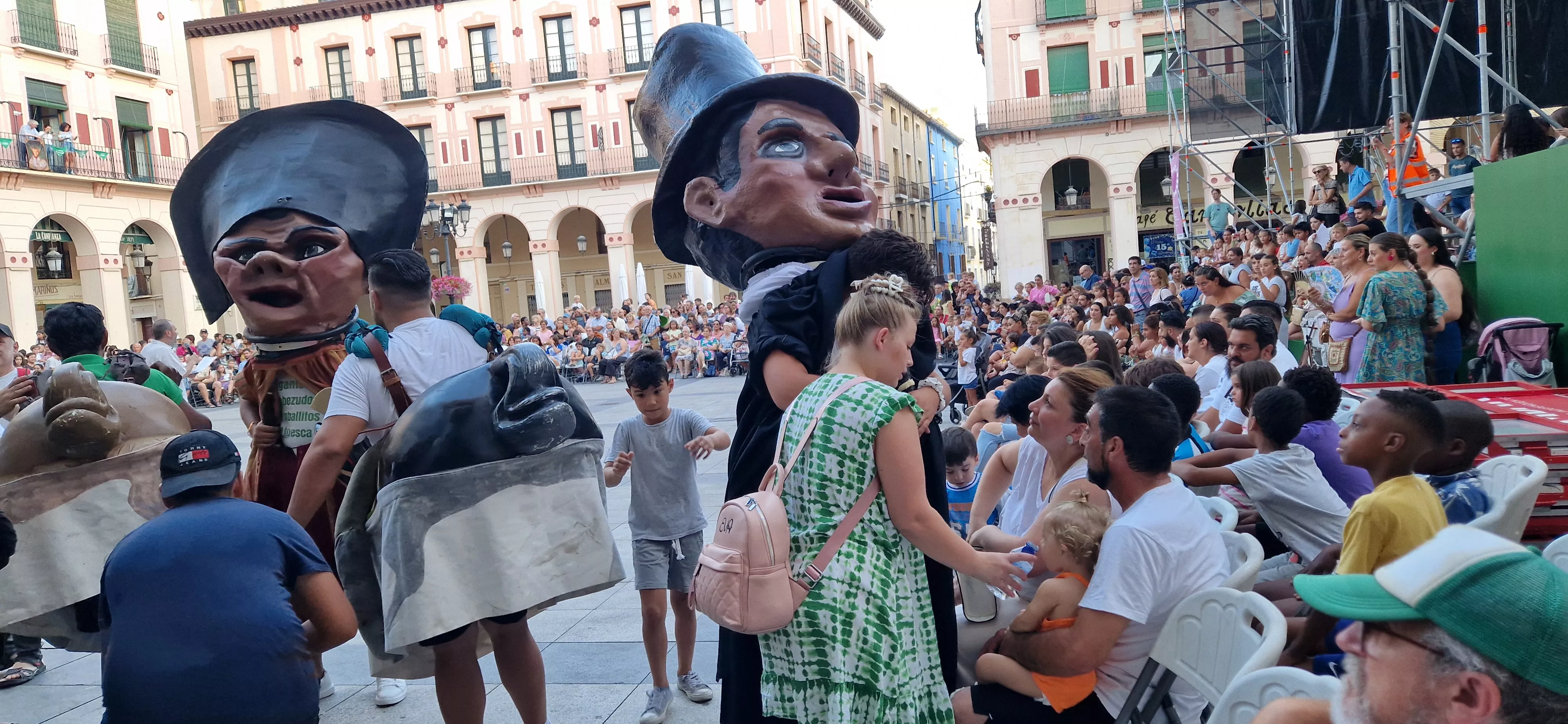 Ensayo general de la Comparsa de gigantes, cabezudos y caballicos de Huesca. Foto Myriam Martínez 