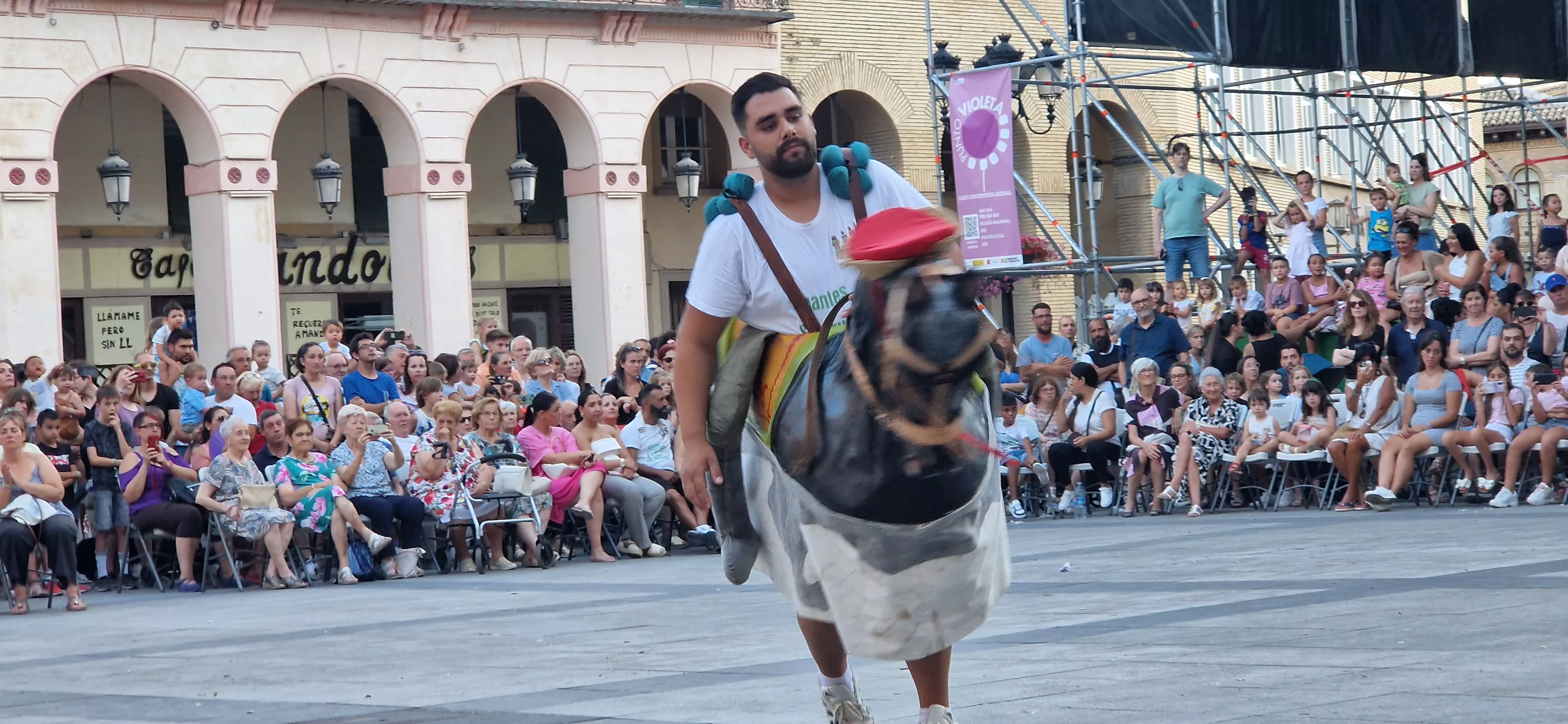 Ensayo general de la Comparsa de gigantes, cabezudos y caballicos de Huesca. Foto Myriam Martínez 