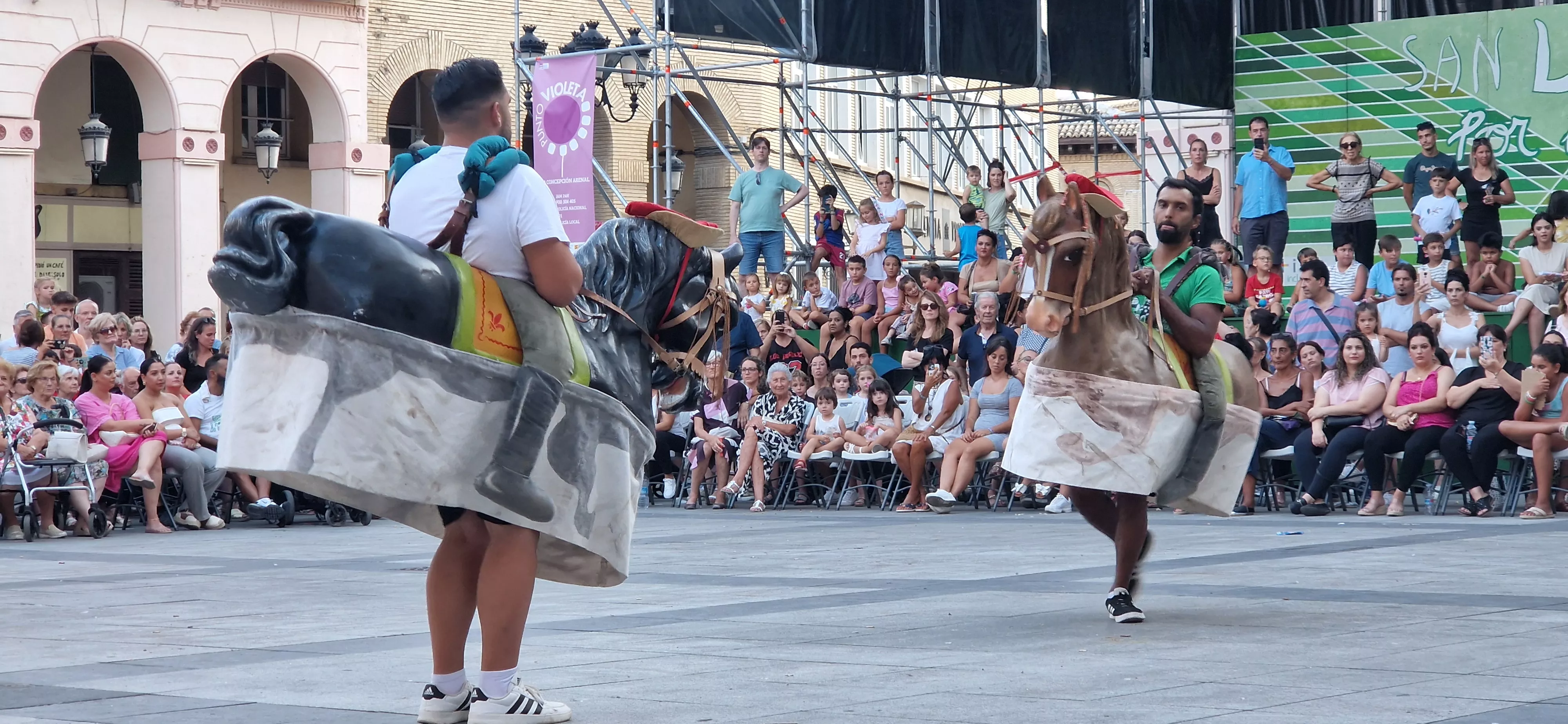 Ensayo general de la Comparsa de gigantes, cabezudos y caballicos de Huesca. Foto Myriam Martínez