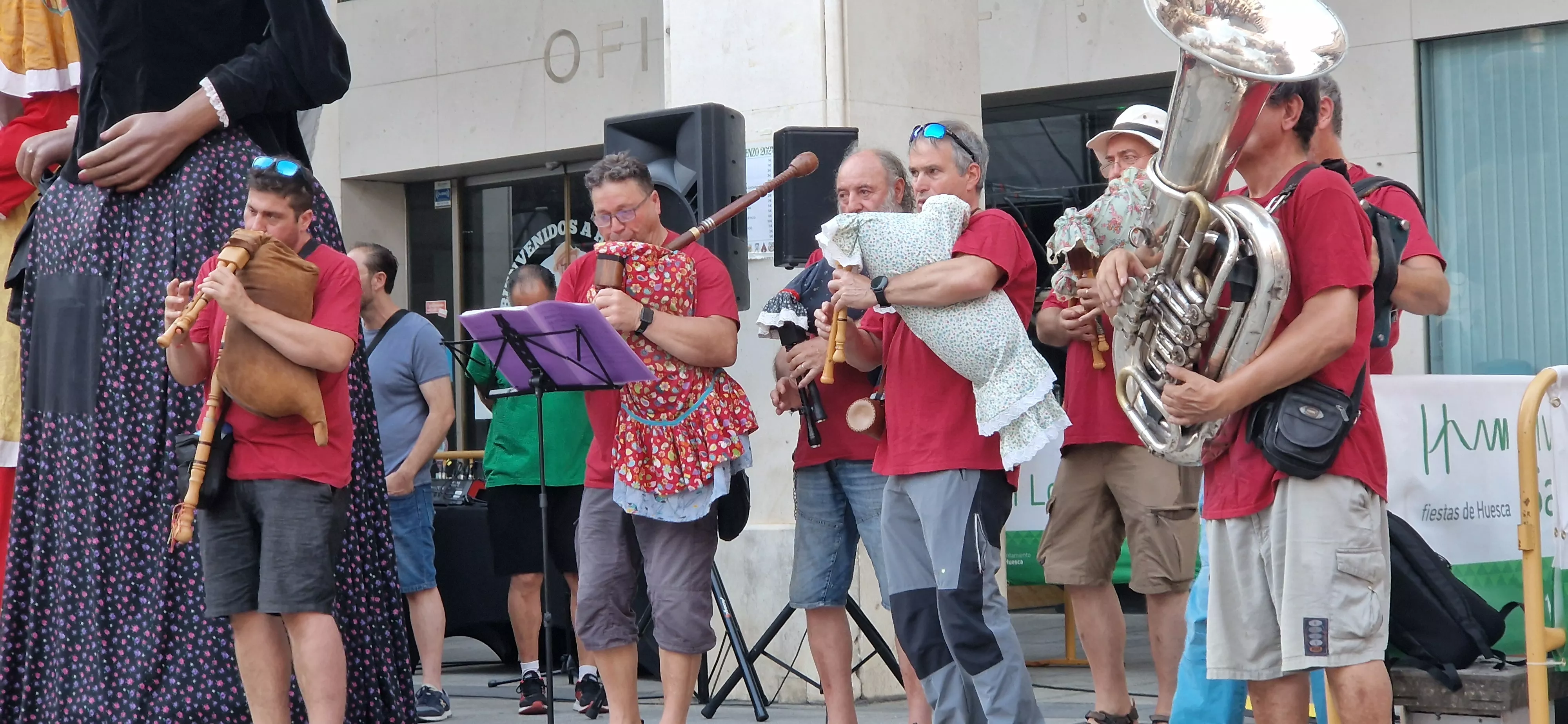 Ensayo general de la Comparsa de gigantes, cabezudos y caballicos de Huesca. Foto Myriam Martínez