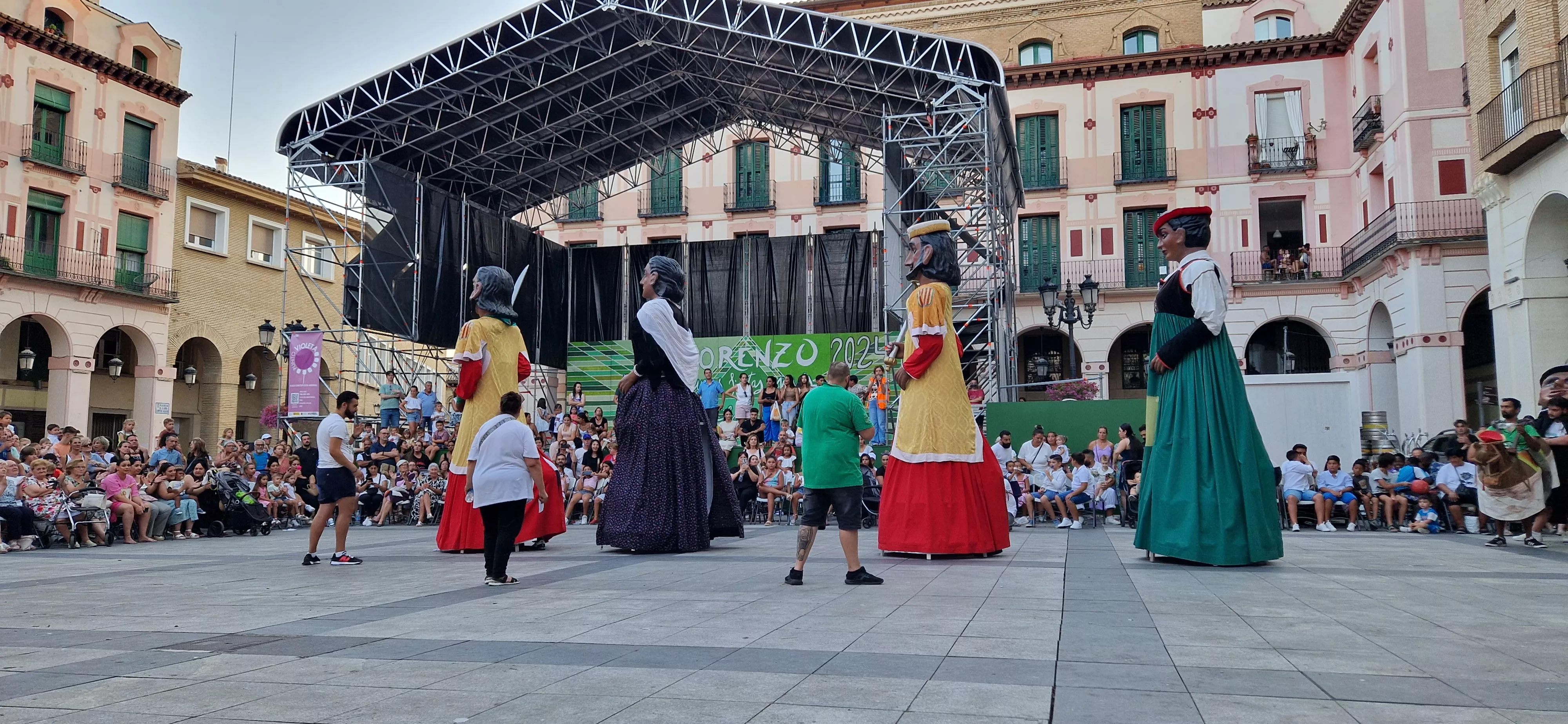 Ensayo general de la Comparsa de gigantes, cabezudos y caballicos de Huesca. Foto Myriam Martínez