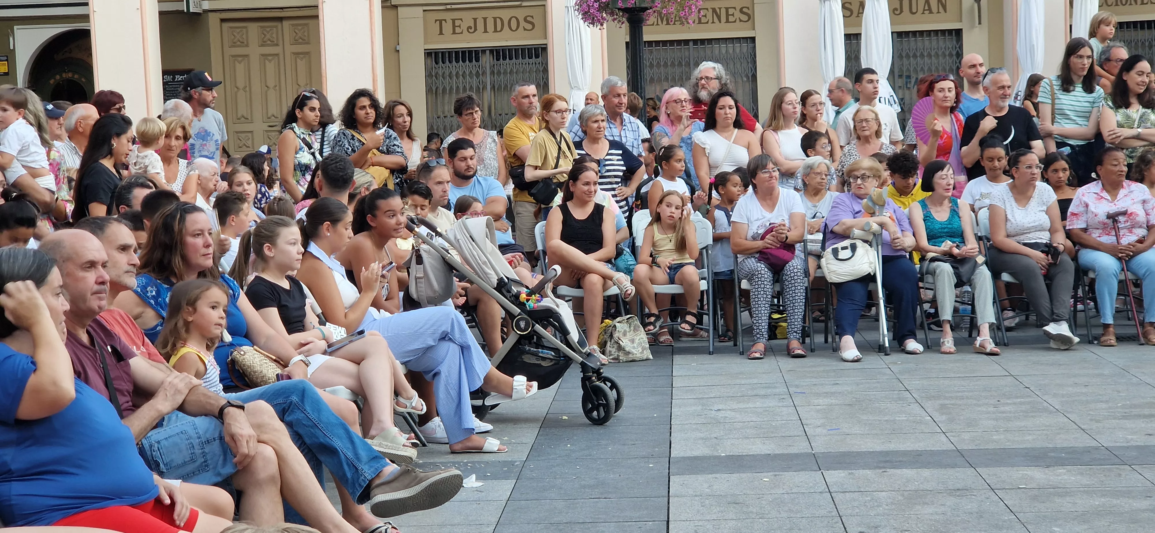 Ensayo general de la Comparsa de gigantes, cabezudos y caballicos de Huesca. Foto Myriam Martínez