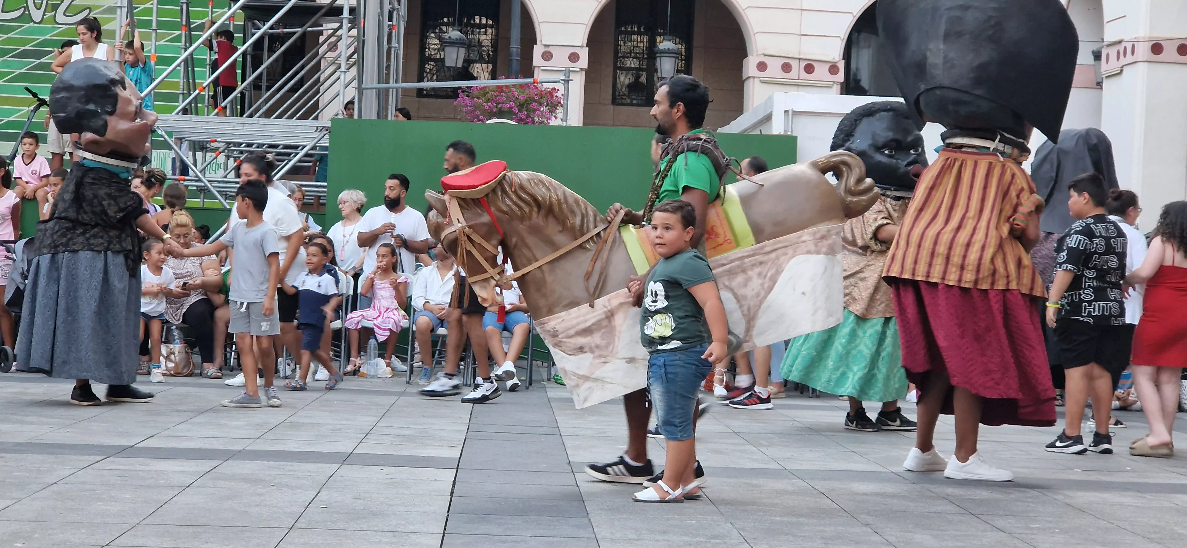 Ensayo general de la Comparsa de gigantes, cabezudos y caballicos de Huesca. Foto Myriam Martínez 