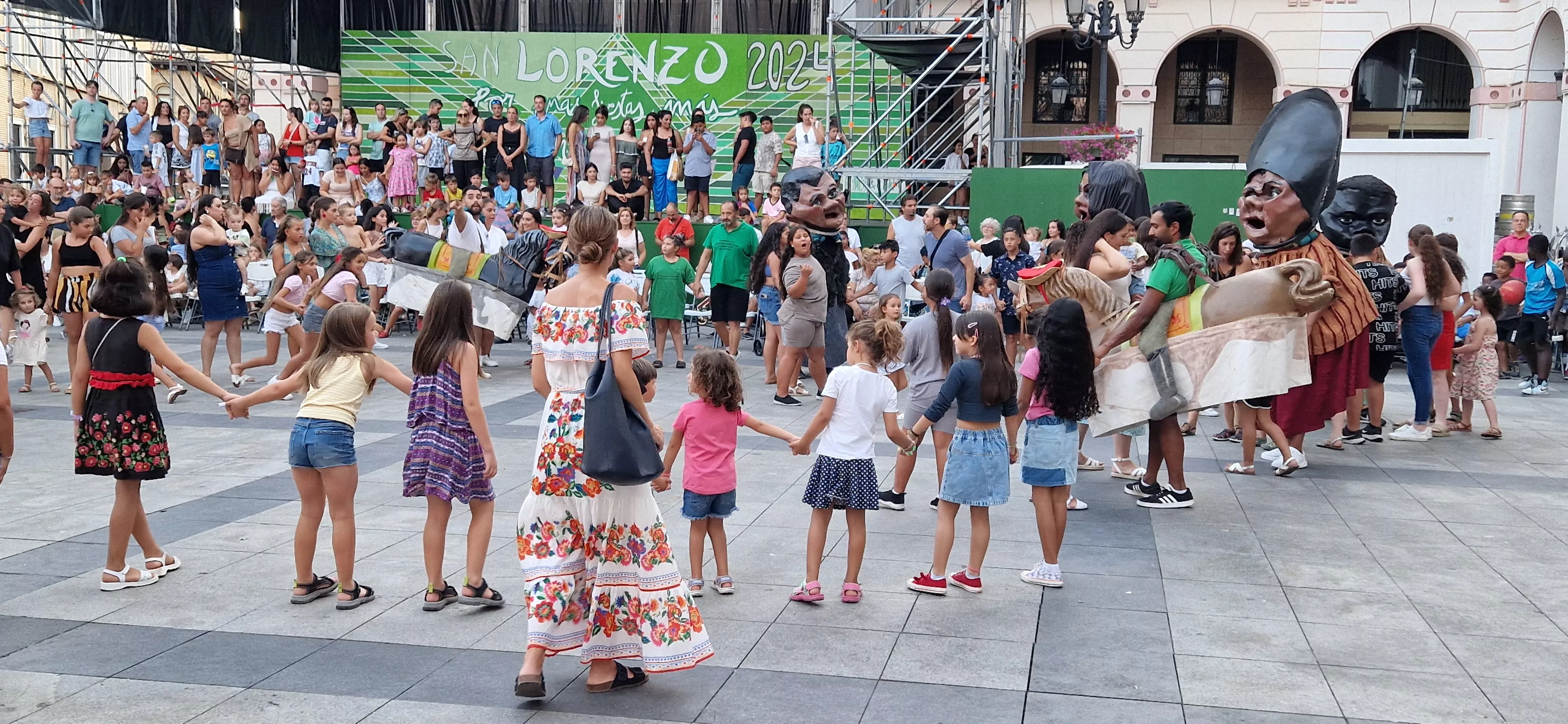 Ensayo general de la Comparsa de gigantes, cabezudos y caballicos de Huesca. Foto Myriam Martínez 