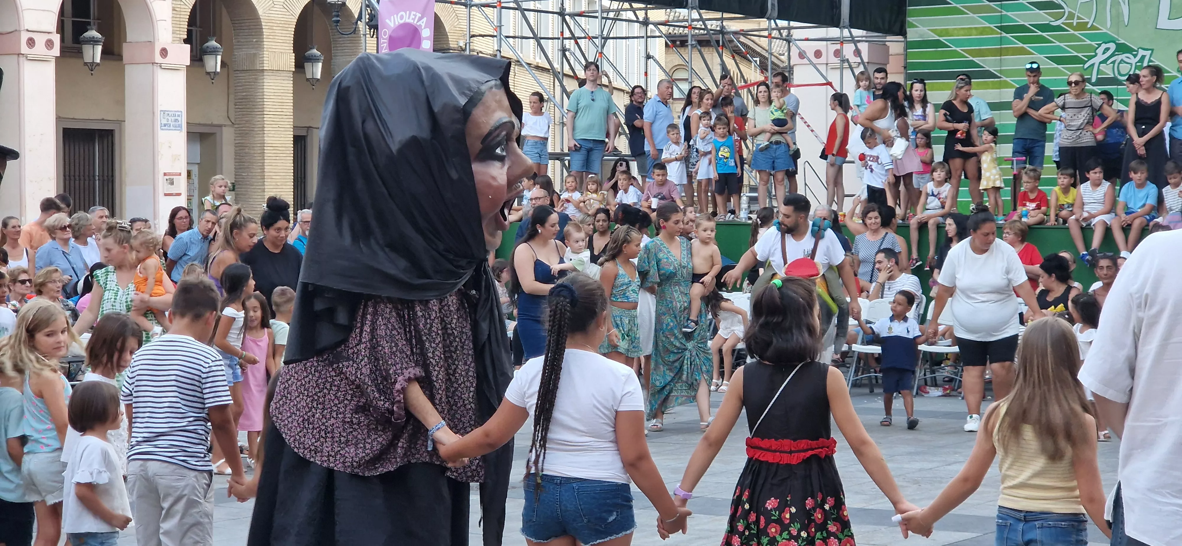 Ensayo general de la Comparsa de gigantes, cabezudos y caballicos de Huesca. Foto Myriam Martínez 