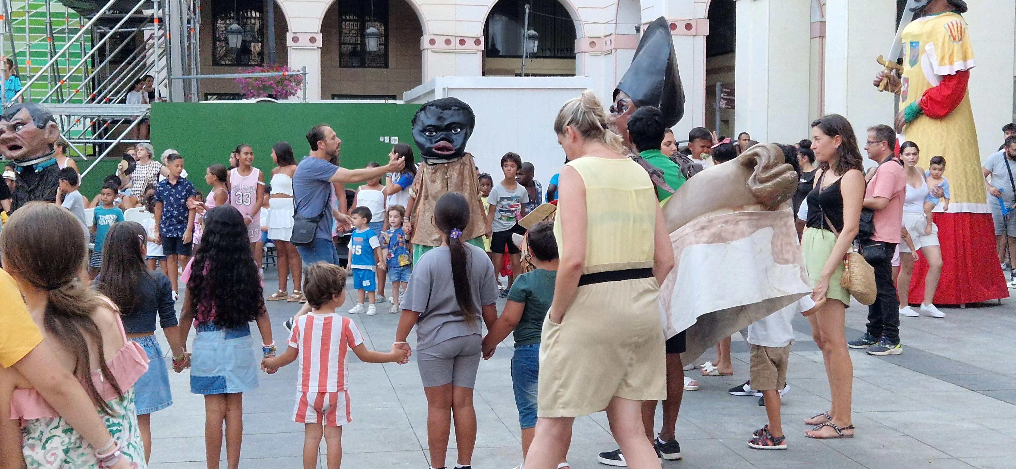 Ensayo general de la Comparsa de gigantes, cabezudos y caballicos de Huesca. Foto Myriam Martínez 
