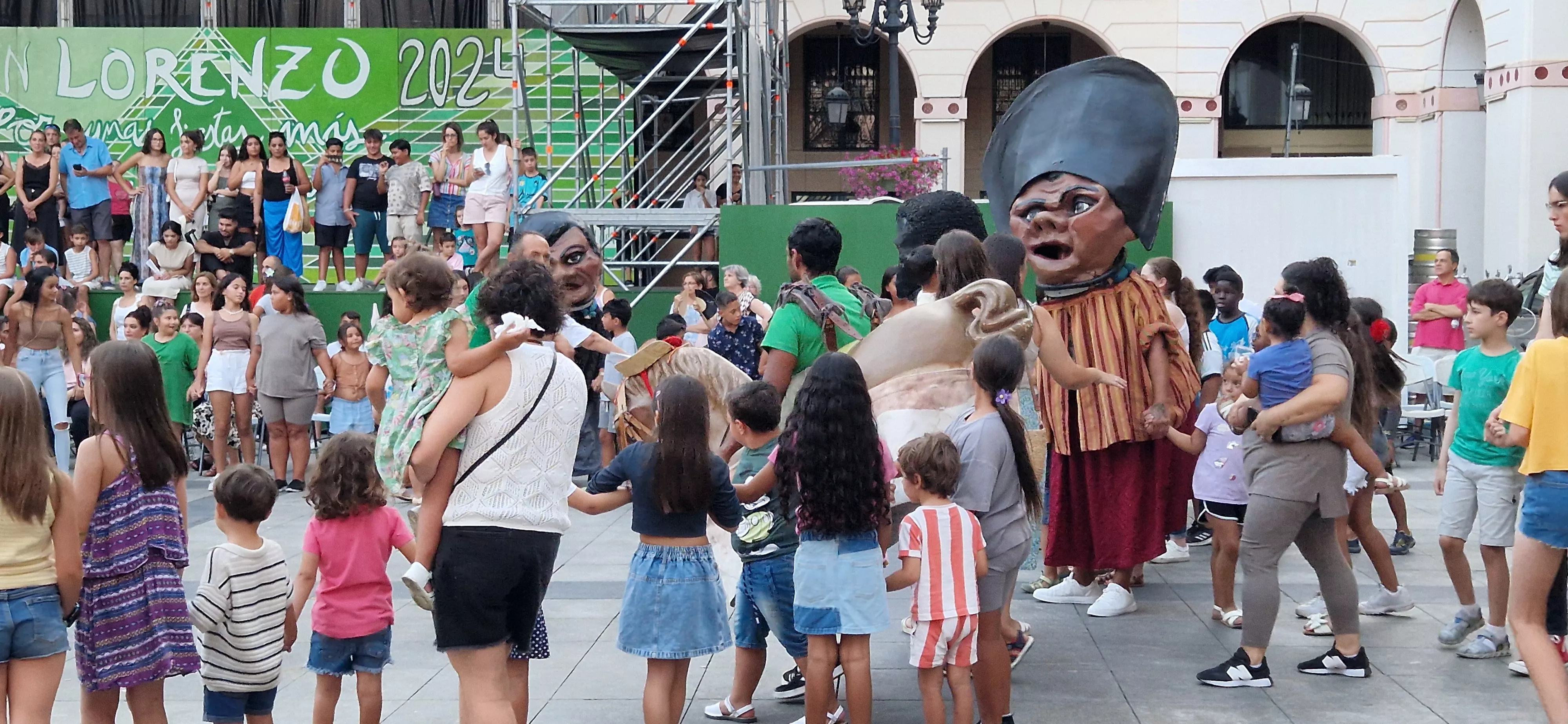 Ensayo general de la Comparsa de gigantes, cabezudos y caballicos de Huesca. Foto Myriam Martínez 