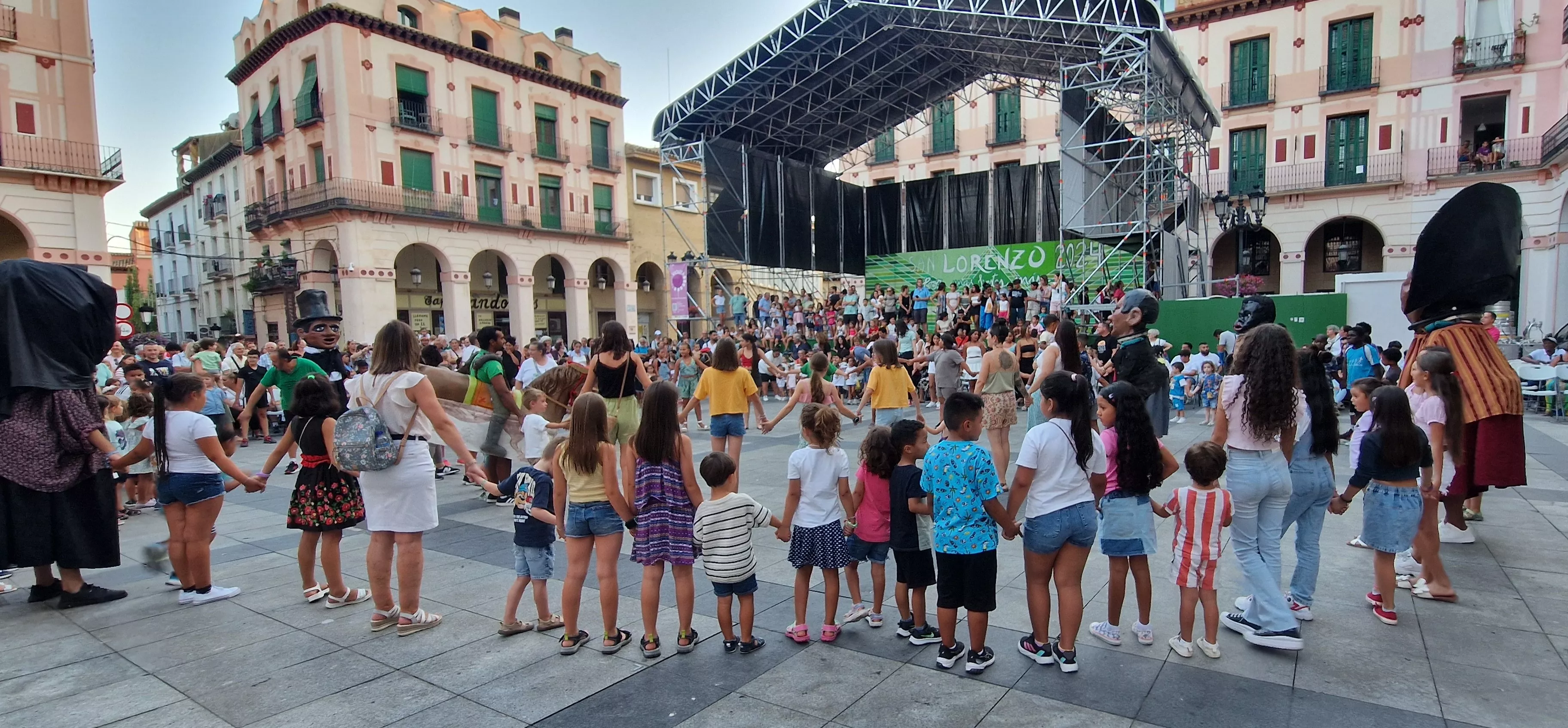 Ensayo general de la Comparsa de gigantes, cabezudos y caballicos de Huesca. Foto Myriam Martínez