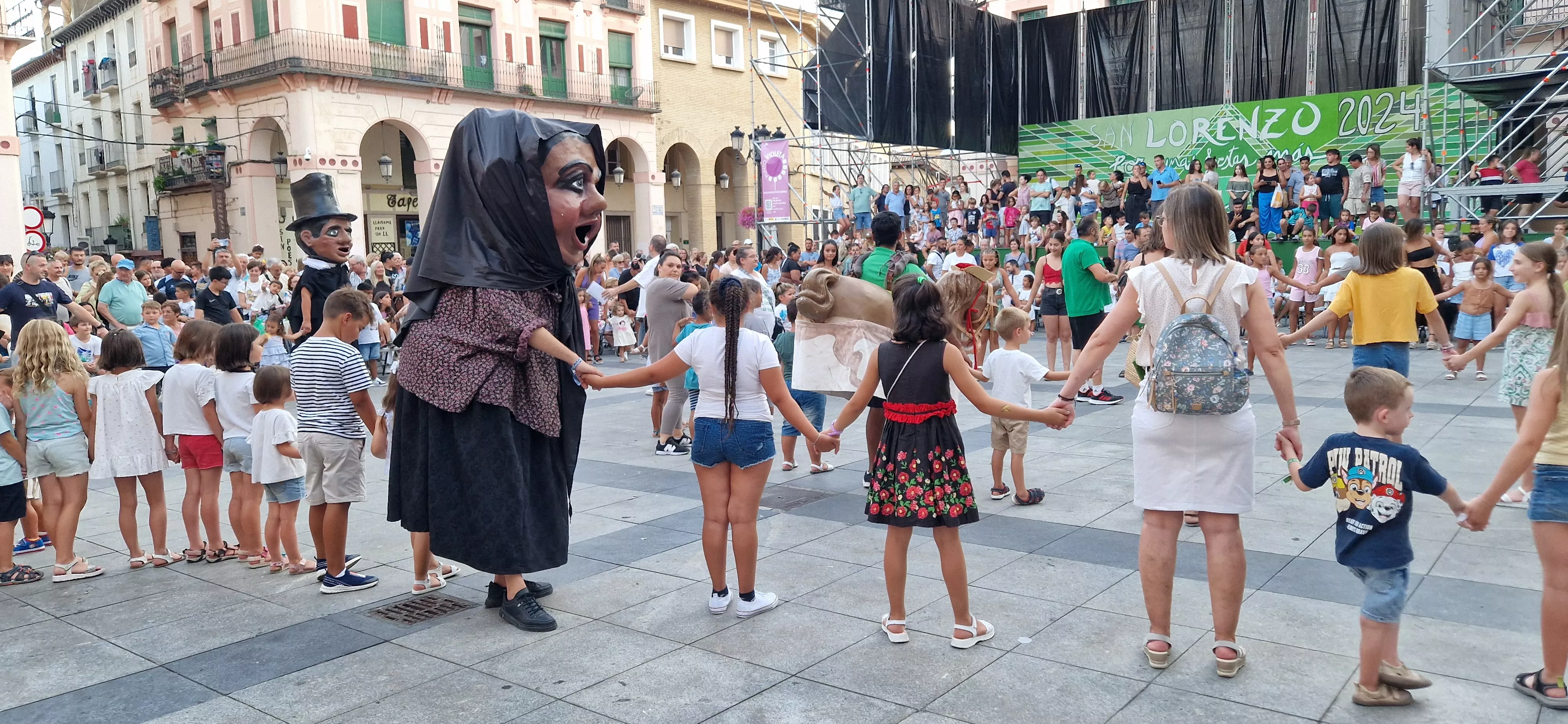 Ensayo general de la Comparsa de gigantes, cabezudos y caballicos de Huesca. Foto Myriam Martínez