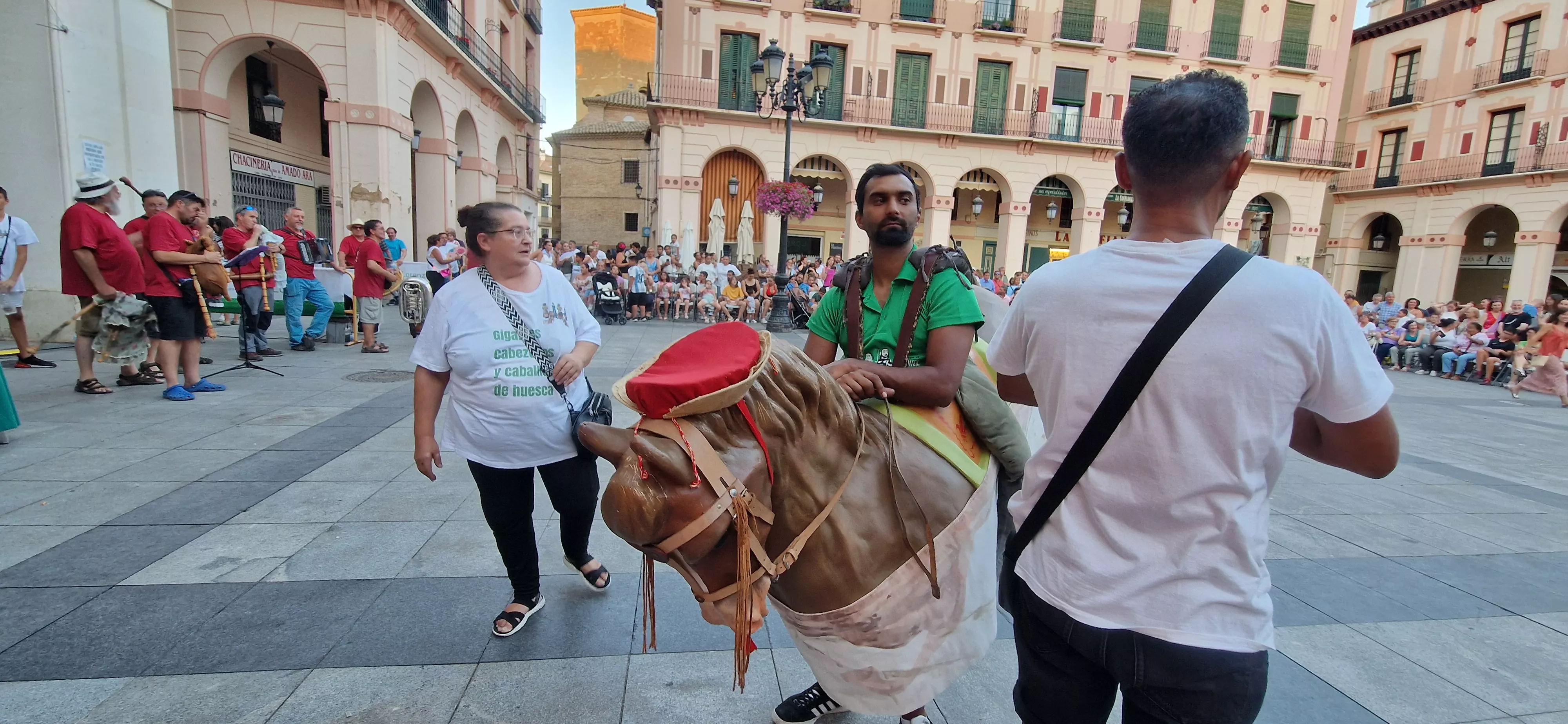 Ensayo general de la Comparsa de gigantes, cabezudos y caballicos de Huesca. Foto Myriam Martínez