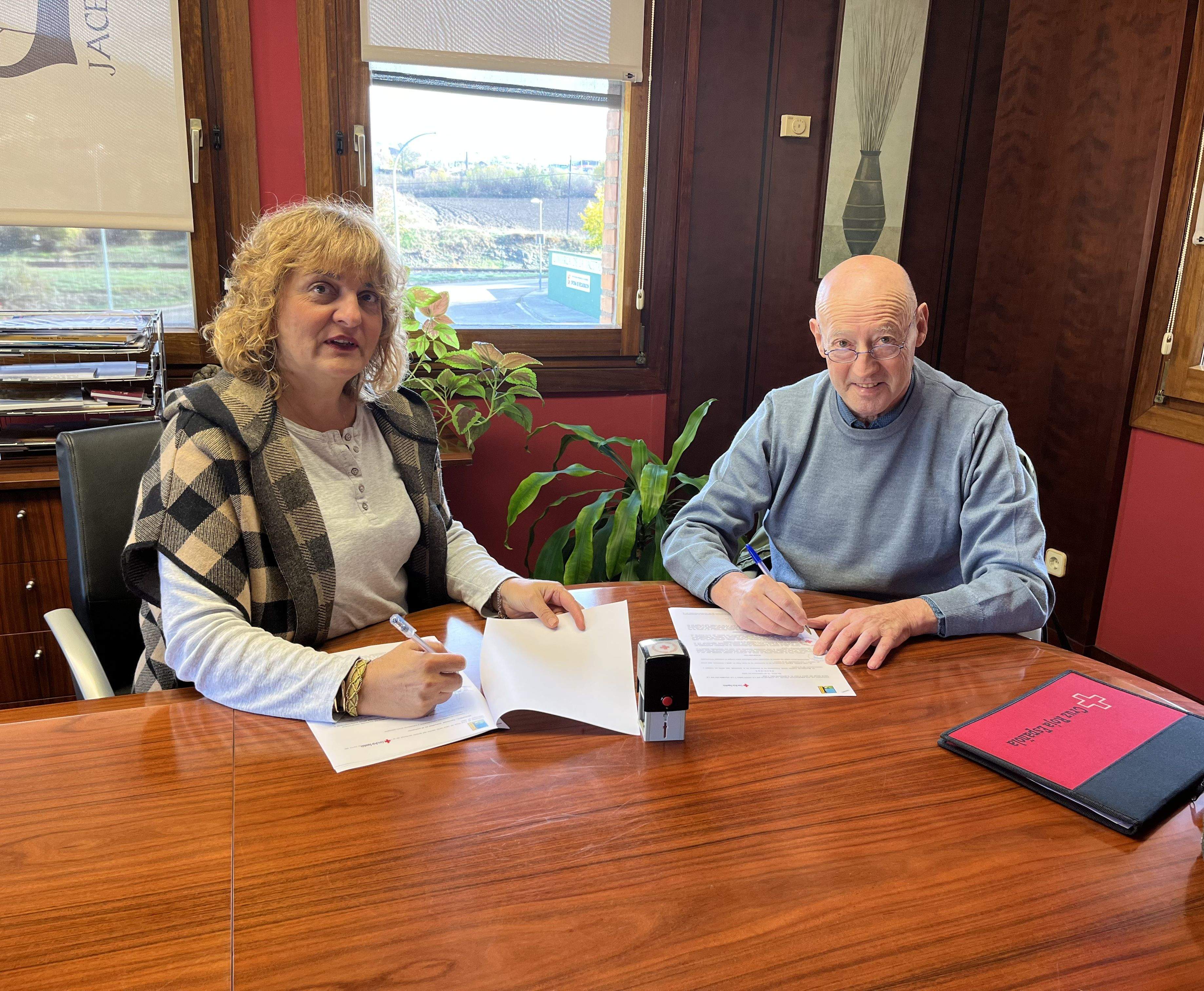 Montse Castán y Luis Castán han firmado el convenio de colaboración para la atención social