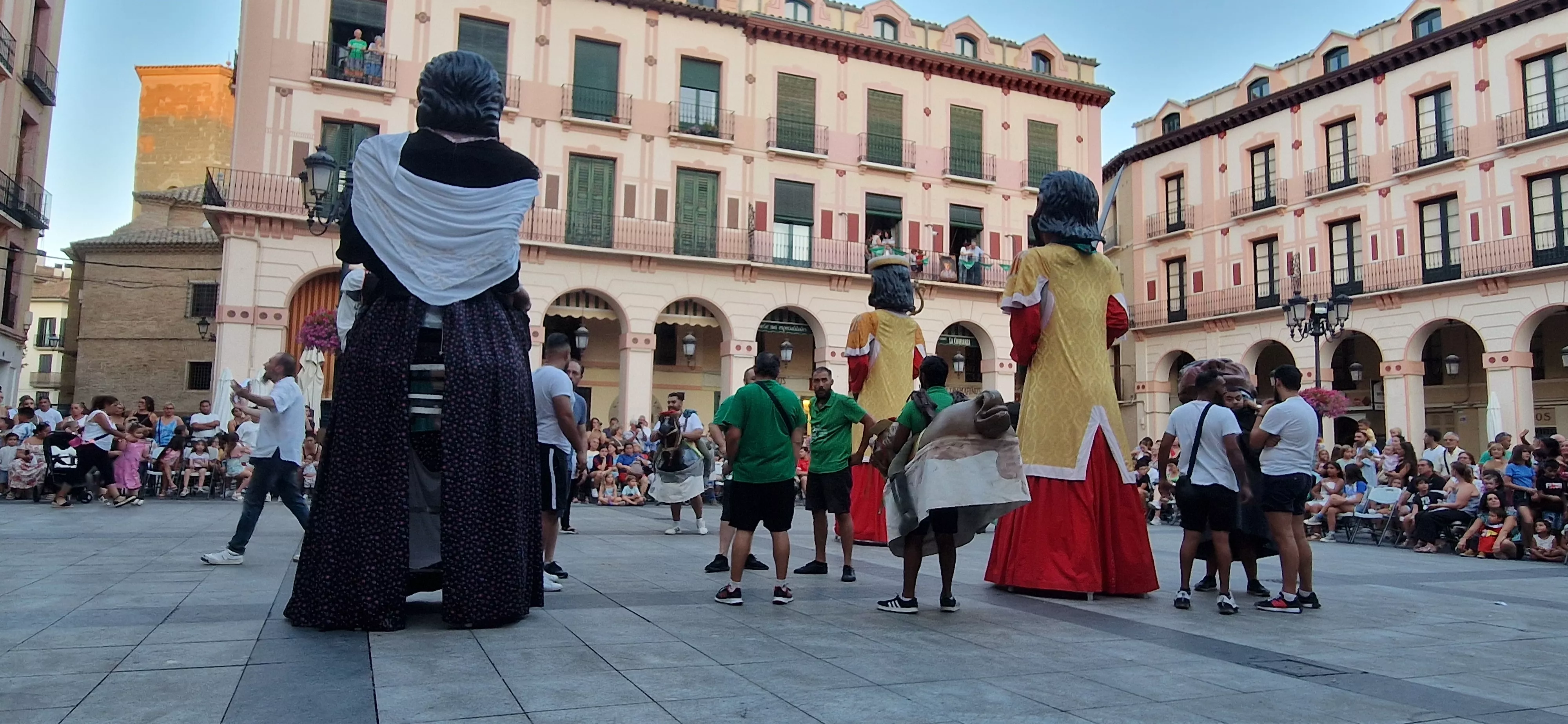 Ensayo general de la Comparsa de gigantes, cabezudos y caballicos de Huesca. Foto Myriam Martínez