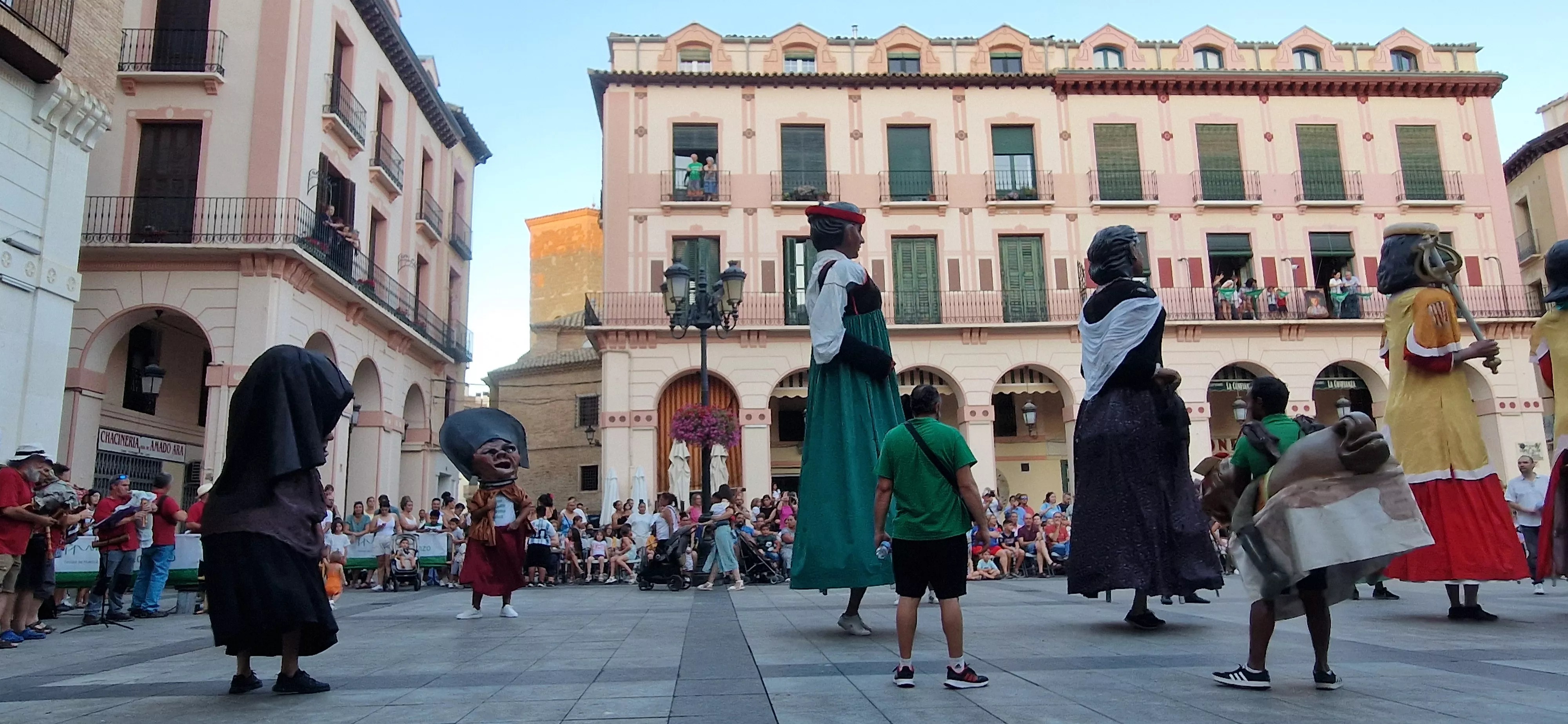Ensayo general de la Comparsa de gigantes, cabezudos y caballicos de Huesca. Foto Myriam Martínez