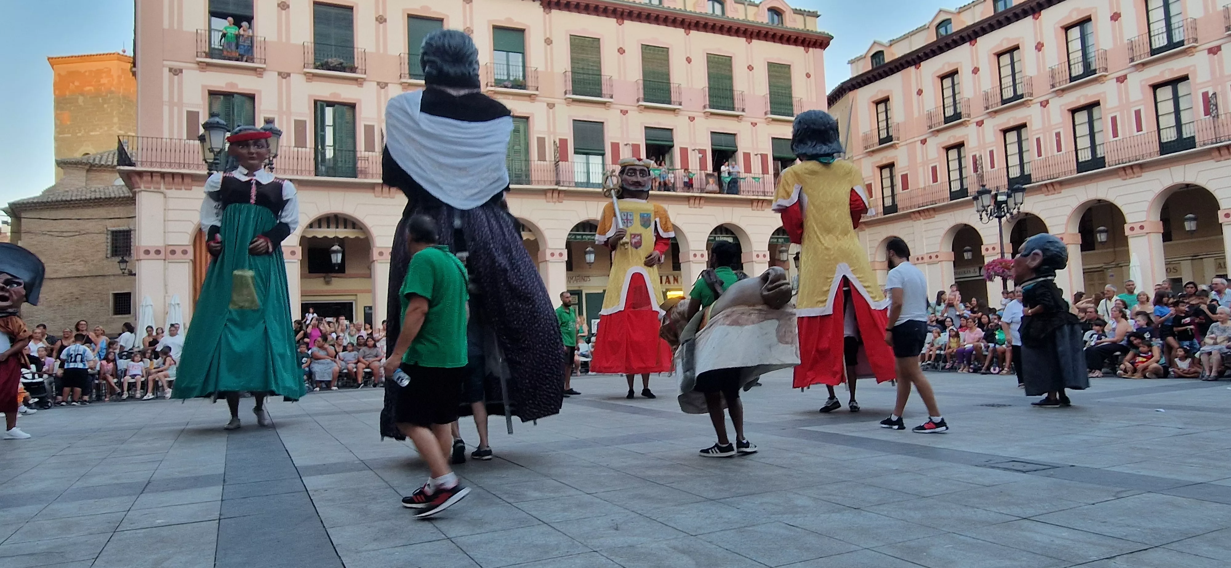 Ensayo general de la Comparsa de gigantes, cabezudos y caballicos de Huesca. Foto Myriam Martínez 