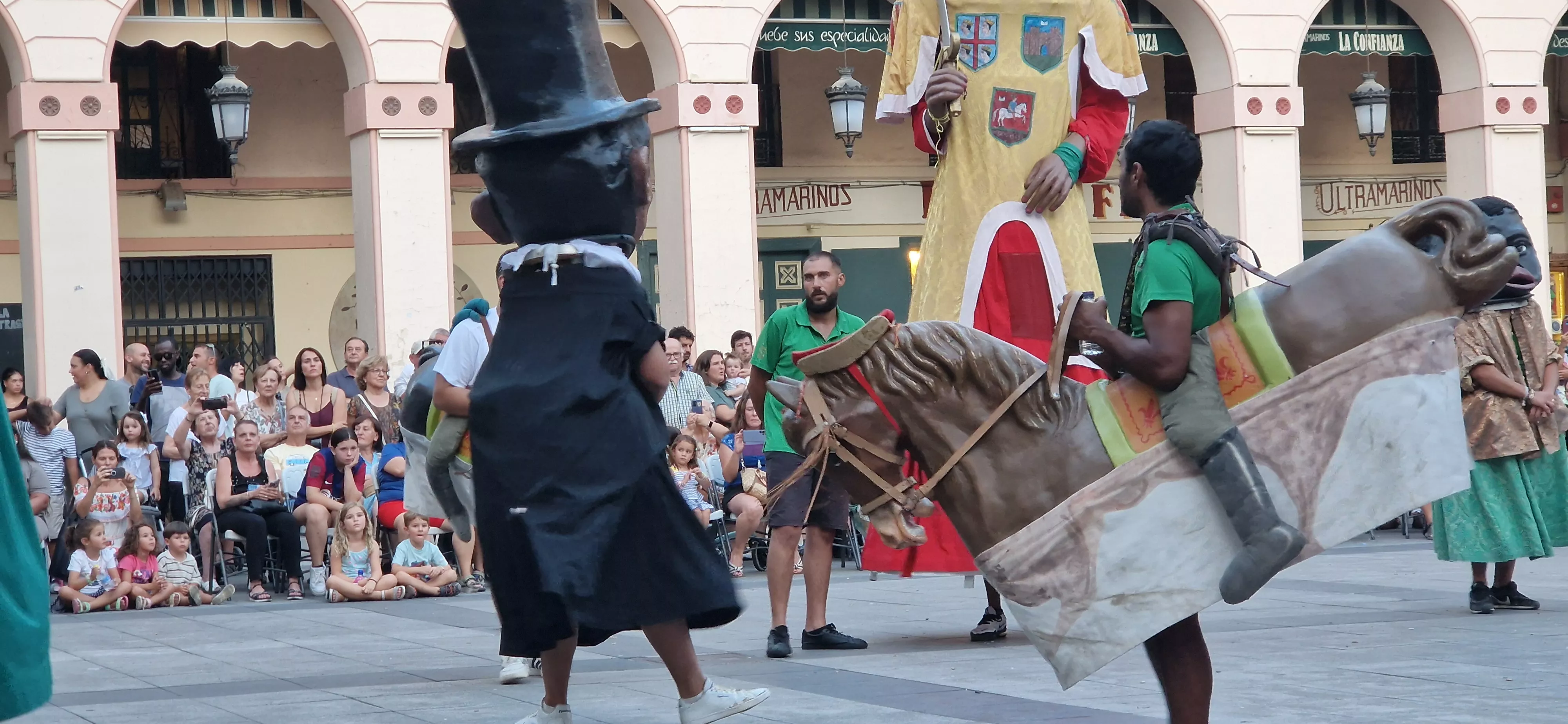 Ensayo general de la Comparsa de gigantes, cabezudos y caballicos de Huesca. Foto Myriam Martínez 