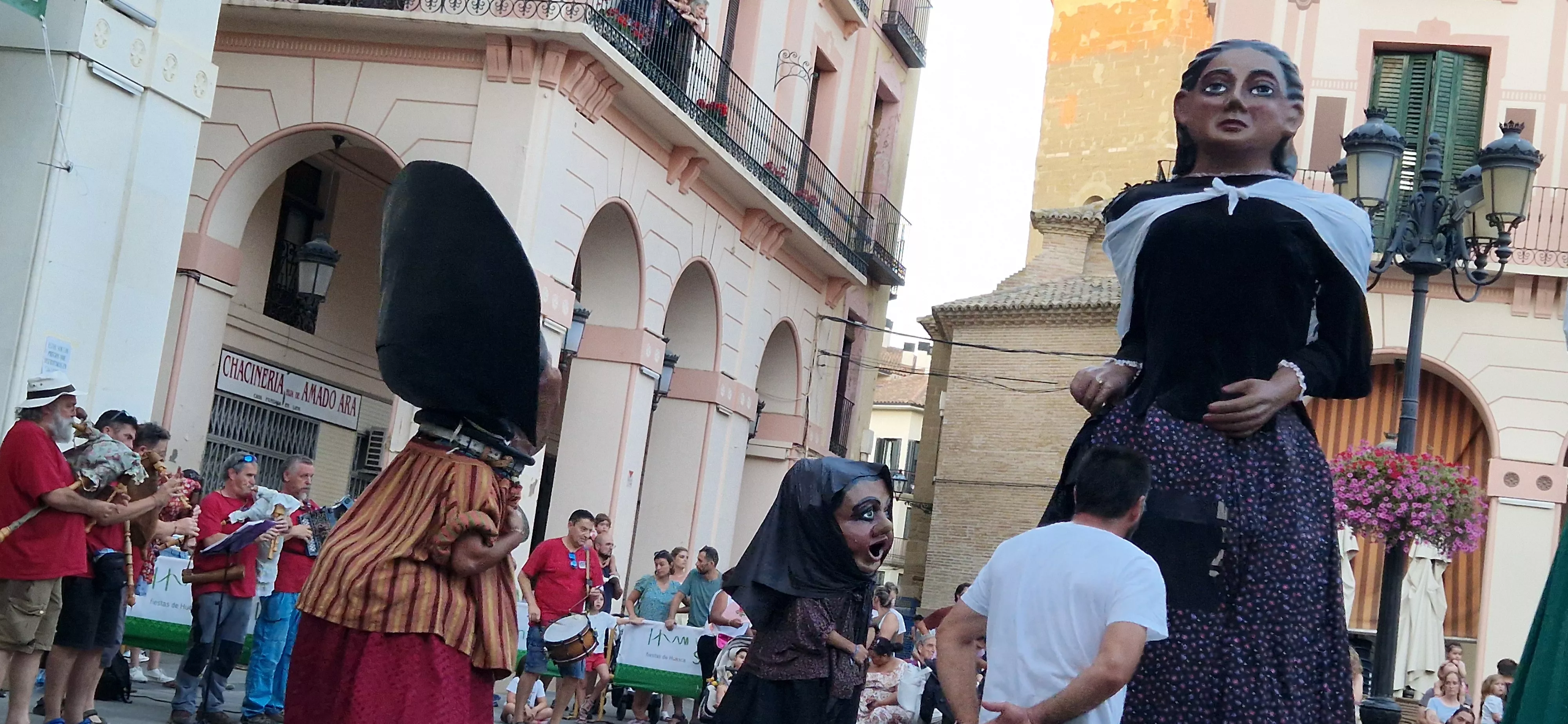 Ensayo general de la Comparsa de gigantes, cabezudos y caballicos de Huesca. Foto Myriam Martínez