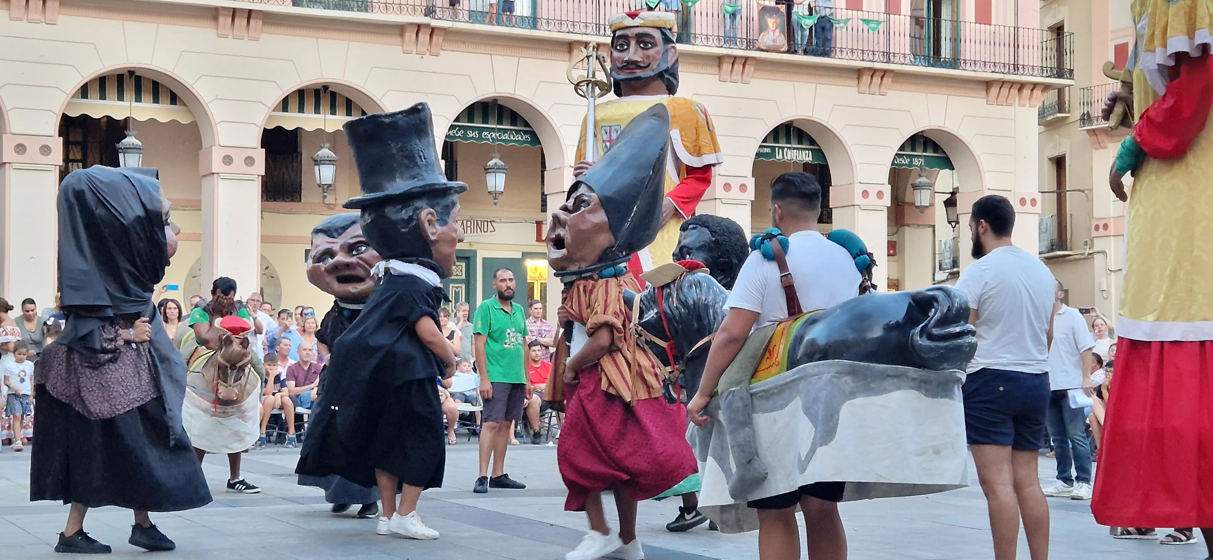 Ensayo general de la Comparsa de gigantes, cabezudos y caballicos de Huesca. Foto Myriam Martínez 