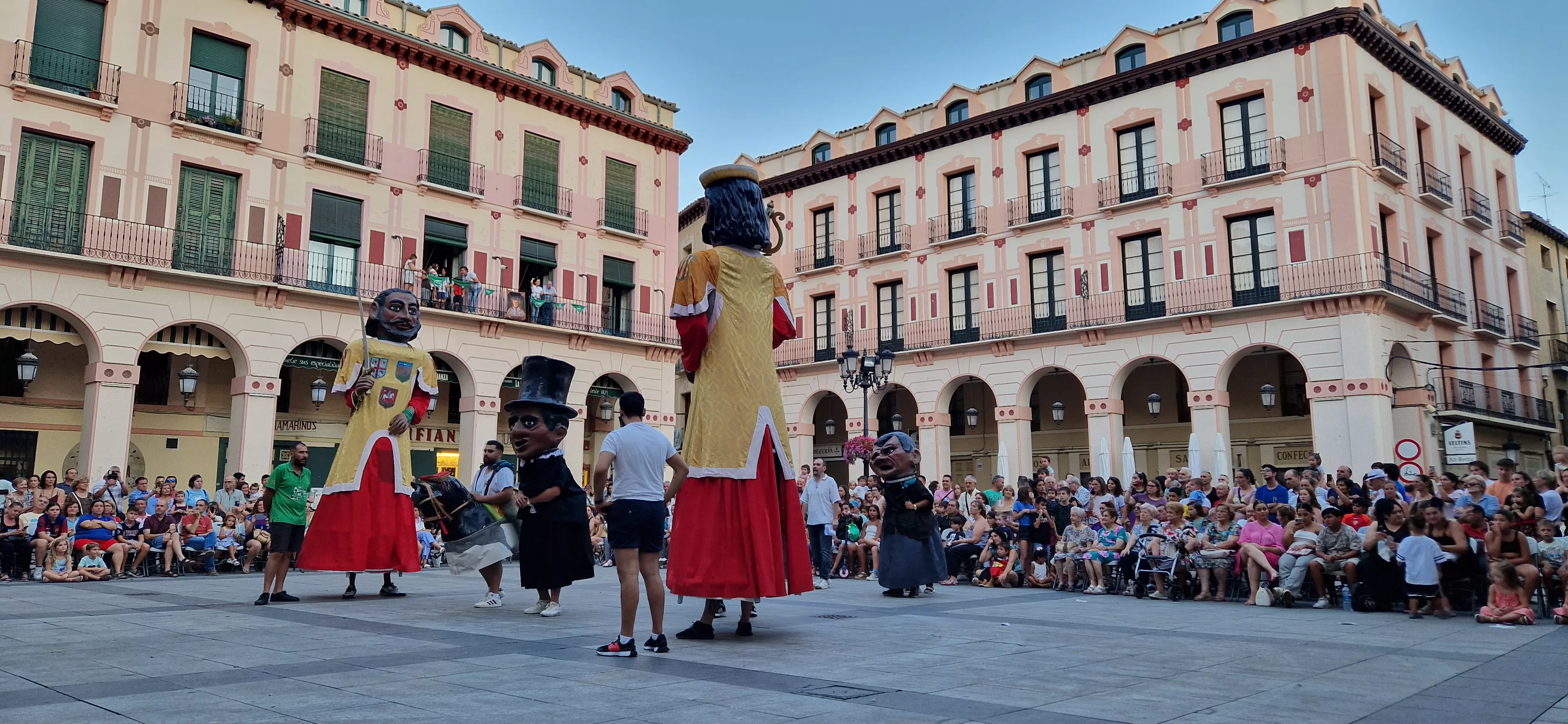Ensayo general de la Comparsa de gigantes, cabezudos y caballicos de Huesca. Foto Myriam Martínez 