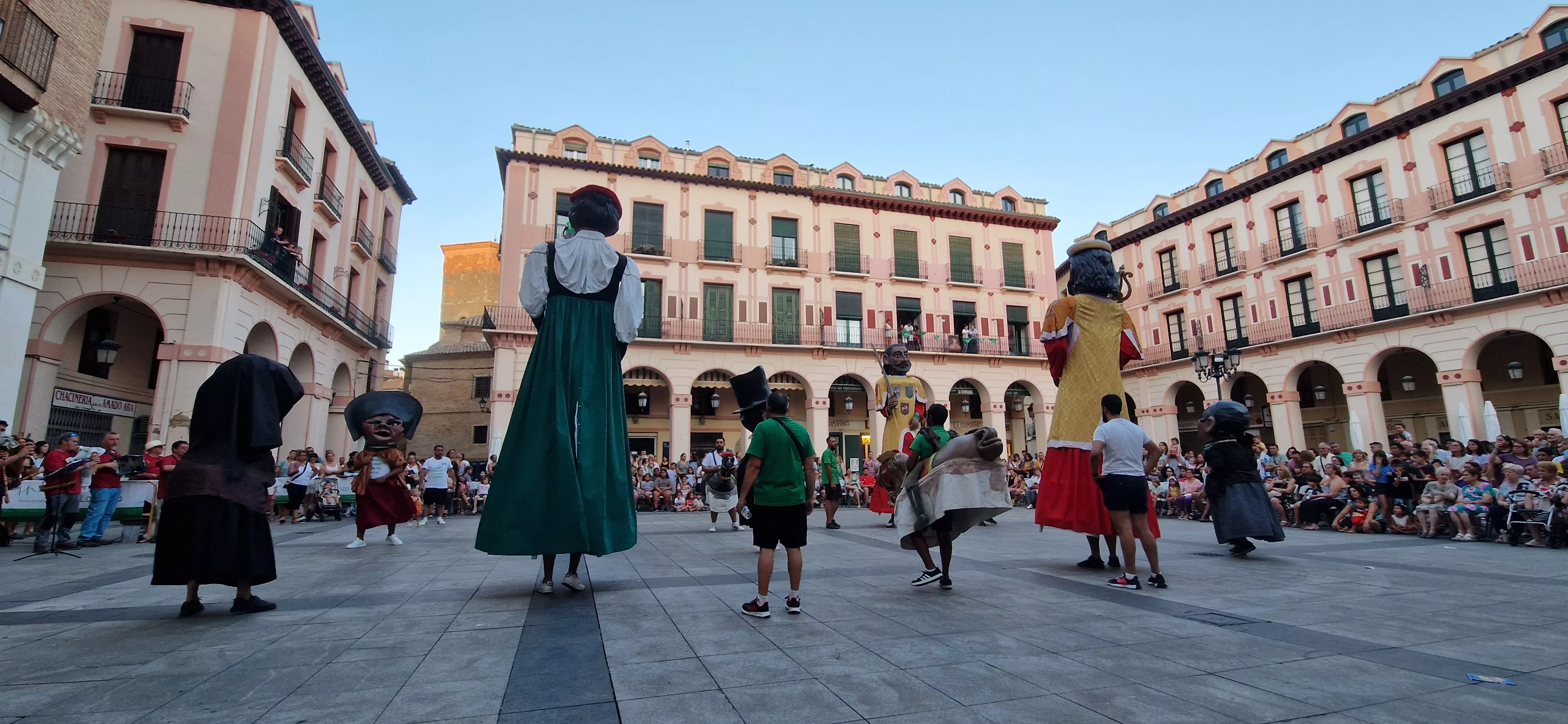 Ensayo general de la Comparsa de gigantes, cabezudos y caballicos de Huesca. Foto Myriam Martínez 