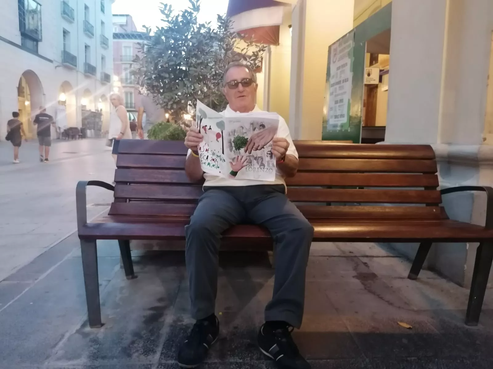 Nuestros lectores con la revista de San Lorenzo de EL DIARIO DE HUESCA.