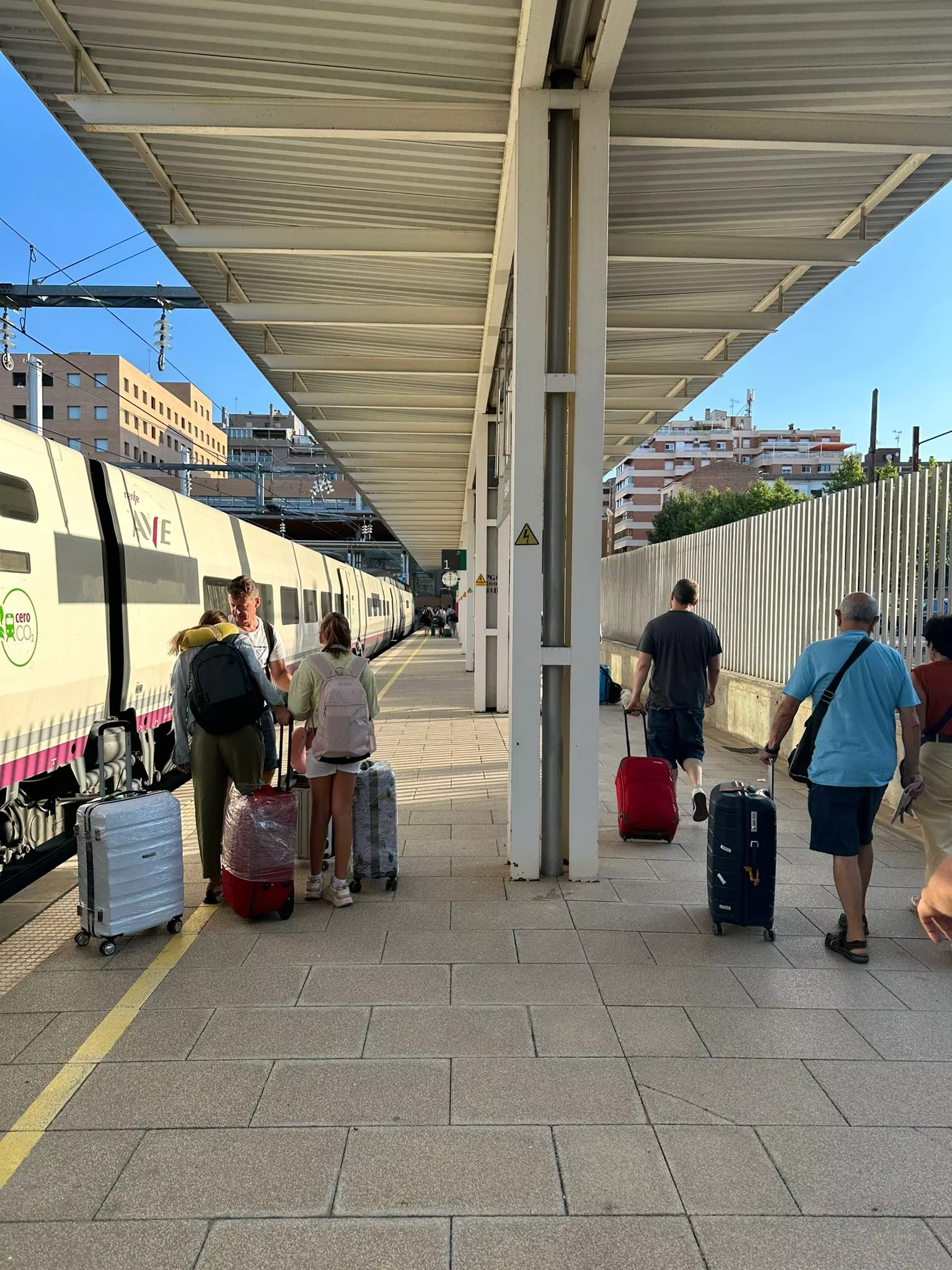 Los viajeros se apean del AVE para dirigirse al Regional. Una situación nada inusual