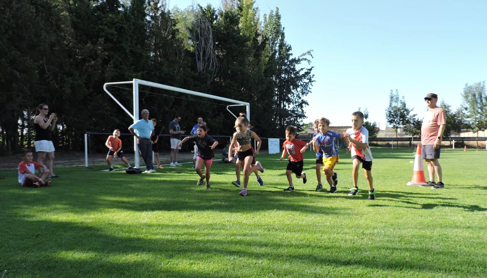 Carrera de niños y niñas de 7 y 8 años