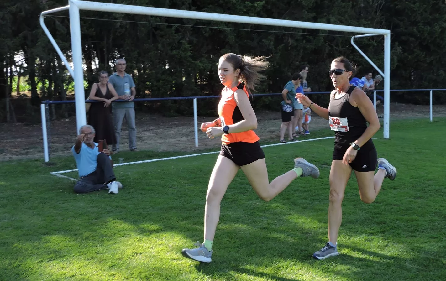 Lucía Márquez y Ani Buero disputando una prima